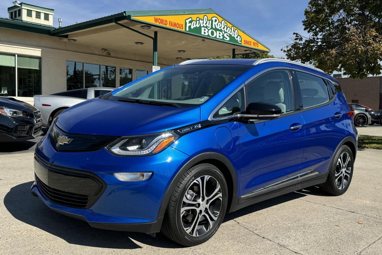 2018 Kinetic Blue Metallic /Light Ash Gray/Ceramic White Chevrolet Bolt Premier Premier (1G1FX6S07J4) with an 60 kWh engine, Automatic transmission, located at 2304 W. Main St., Boise, ID, 83702, (208) 342-7777, 43.622105, -116.218658 - Remaining Factory Battery Warranty Until July of 2032 or 146,672 Miles! New Tires Too! - Photo#0