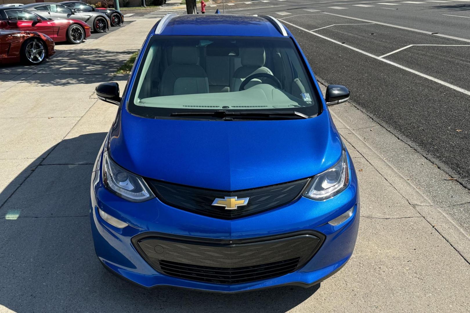 2018 Kinetic Blue Metallic /Light Ash Gray/Ceramic White Chevrolet Bolt Premier Premier (1G1FX6S07J4) with an 60 kWh engine, Automatic transmission, located at 2304 W. Main St., Boise, ID, 83702, (208) 342-7777, 43.622105, -116.218658 - Remaining Factory Battery Warranty Until July of 2032 or 146,672 Miles! New Tires Too! - Photo#3