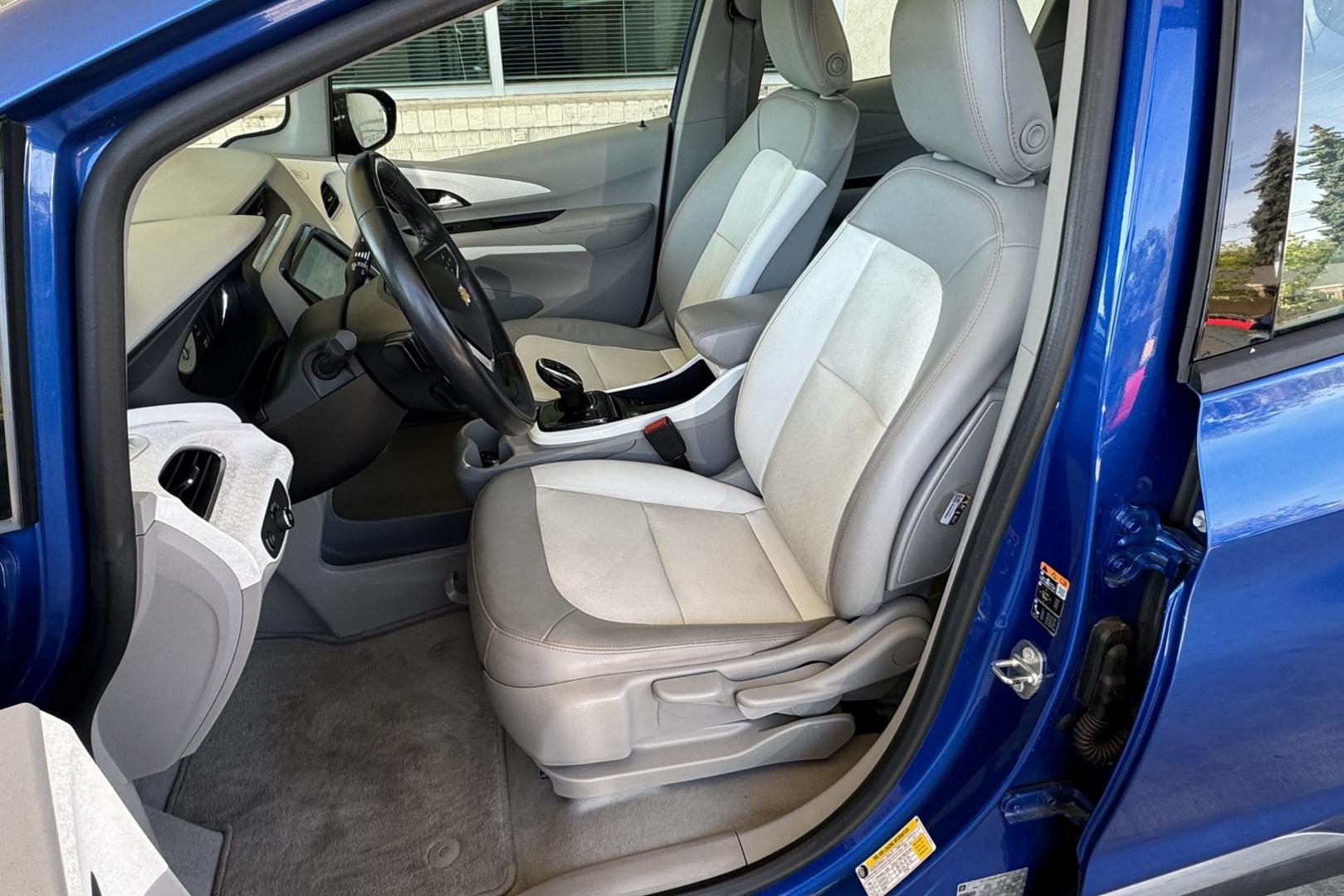 2018 Kinetic Blue Metallic /Light Ash Gray/Ceramic White Chevrolet Bolt Premier Premier (1G1FX6S07J4) with an 60 kWh engine, Automatic transmission, located at 2304 W. Main St., Boise, ID, 83702, (208) 342-7777, 43.622105, -116.218658 - Remaining Factory Battery Warranty Until July of 2032 or 146,672 Miles! New Tires Too! - Photo#9
