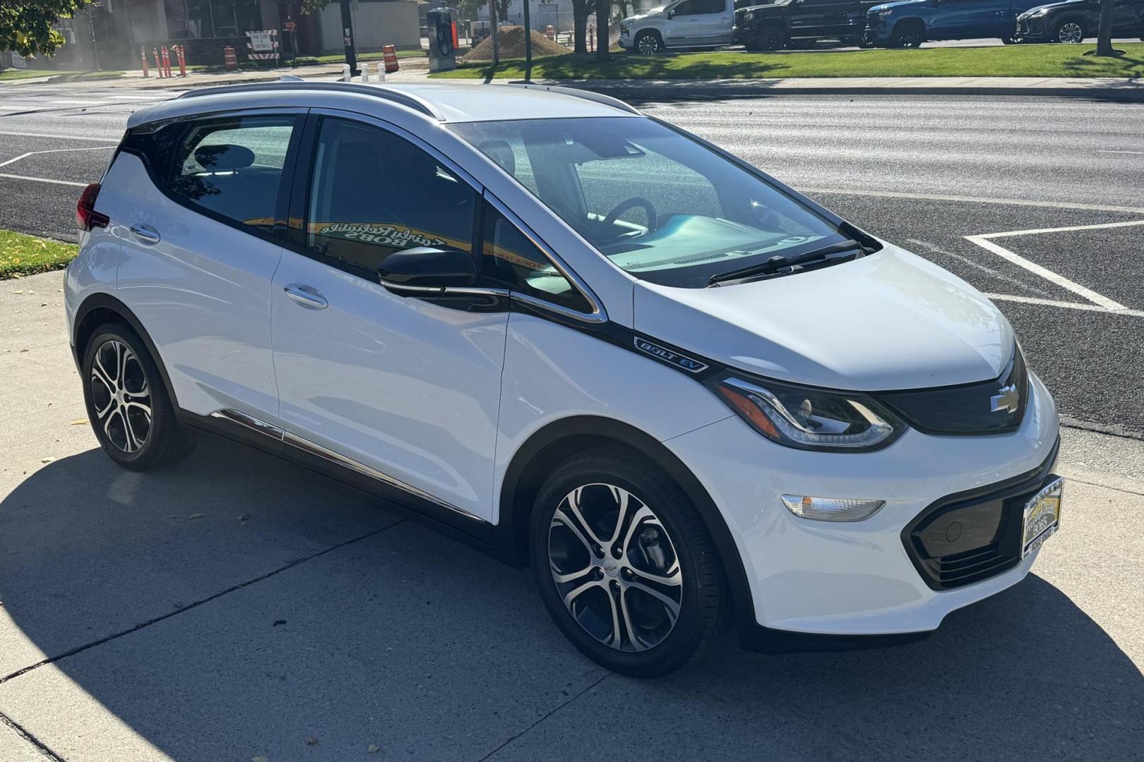 2018 Summit White /Dark Galvanized Gray Chevrolet Bolt Premier Premier (1G1FX6S07J4) with an 60 kWh engine, Automatic transmission, located at 2304 W. Main St., Boise, ID, 83702, (208) 342-7777, 43.622105, -116.218658 - New Tires! Highly Optioned! - Photo#2