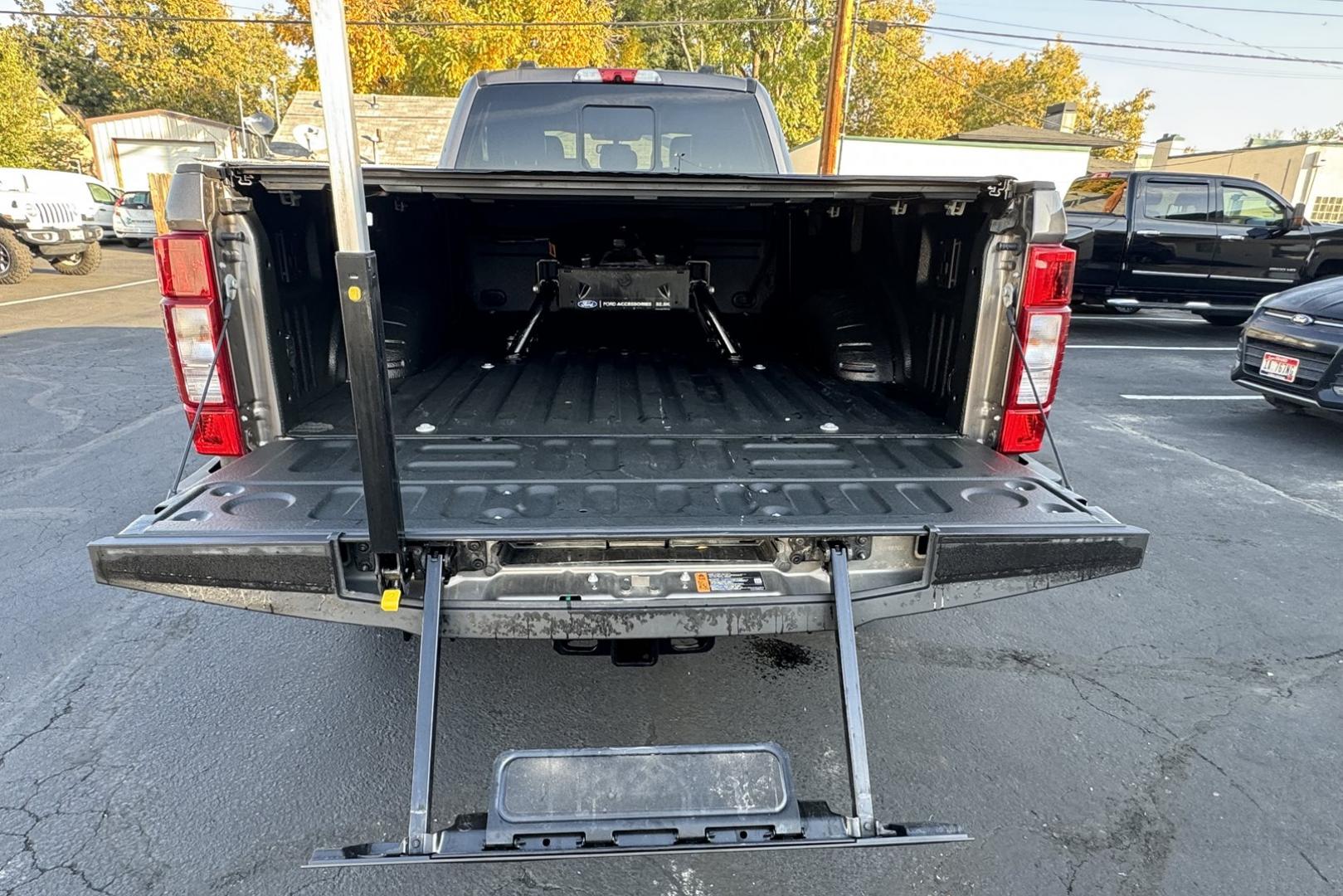 2022 Stone Gray Metallic /Black Ford F-350 Super Duty Crew Cab Lariat (1FT8W3BT3NE) with an V8 6.7 Liter Turbo Diesel engine, Automatic 10 Speed transmission, located at 2304 W. Main St., Boise, ID, 83702, (208) 342-7777, 43.622105, -116.218658 - One Owner USA Diesel Powered Ford! - Photo#21