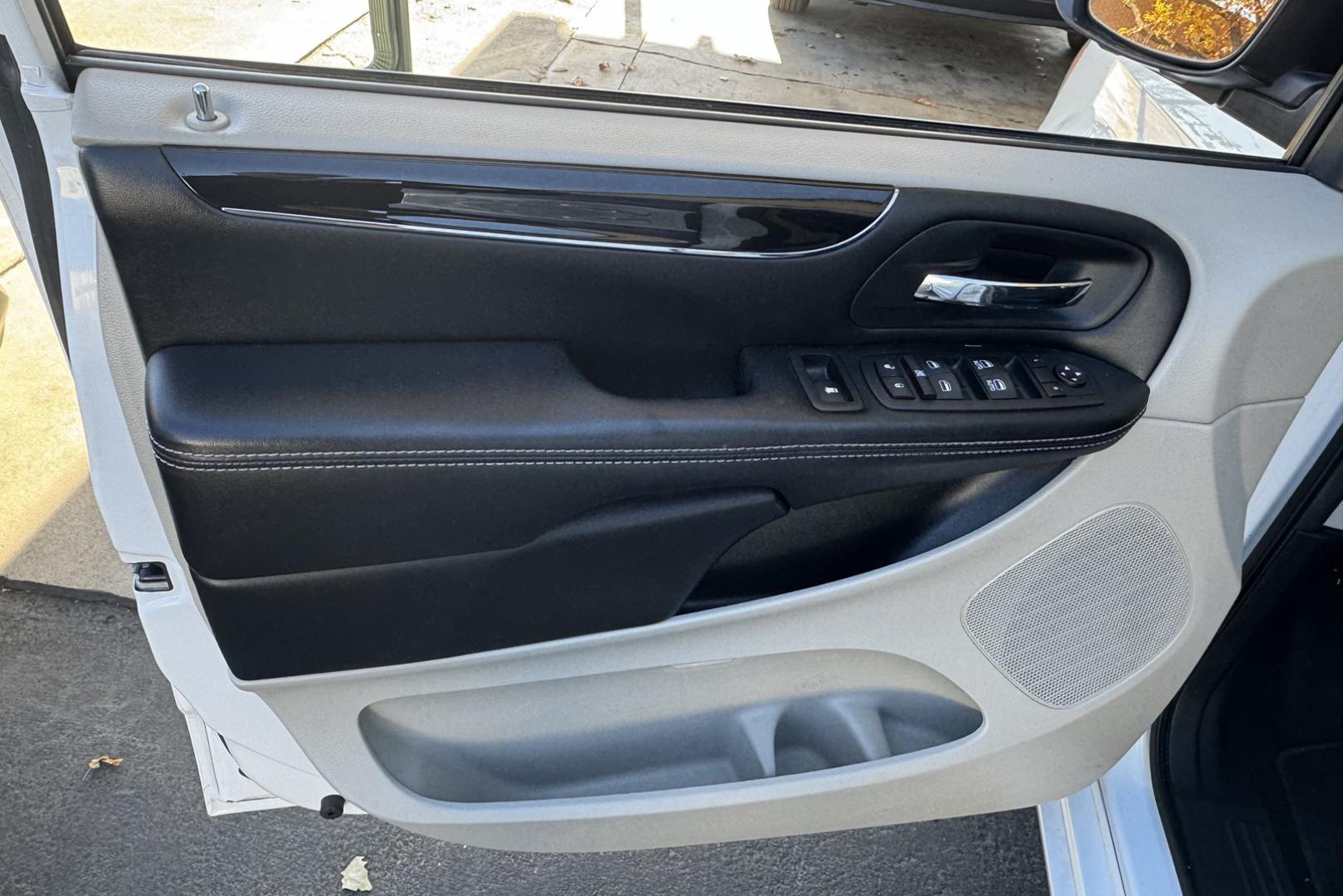 2016 White /Black Dodge Grand Caravan SE Plus (2C4RDGBG6GR) with an V6 3.6 Liter engine, Automatic transmission, located at 2304 W. Main St., Boise, ID, 83702, (208) 342-7777, 43.622105, -116.218658 - Stow And Go Seating! 7 Passenger - Photo#7