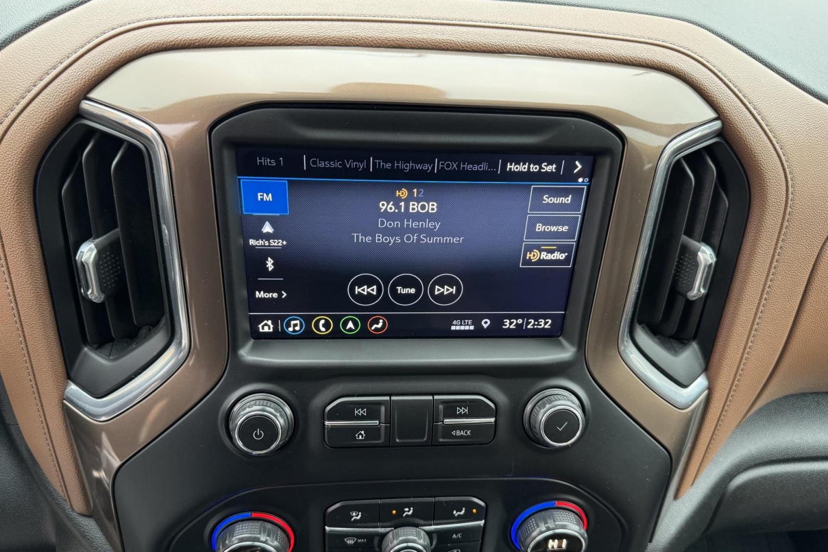 2019 Havana Brown Metallic /Jet Black/Umber Chevrolet Silverado 1500 High Country (1GCUYHEL2KZ) with an V8 6.2 Liter engine, Automatic 10 Speed transmission, located at 2304 W. Main St., Boise, ID, 83702, (208) 342-7777, 43.622105, -116.218658 - Photo#10