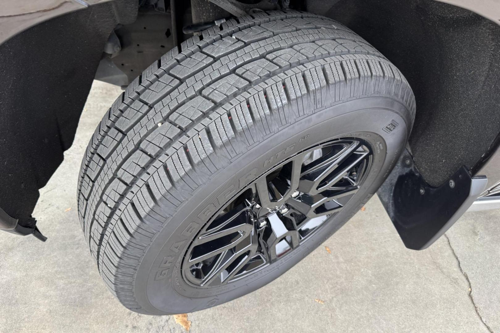 2019 Havana Brown Metallic /Jet Black/Umber Chevrolet Silverado 1500 High Country (1GCUYHEL2KZ) with an V8 6.2 Liter engine, Automatic 10 Speed transmission, located at 2304 W. Main St., Boise, ID, 83702, (208) 342-7777, 43.622105, -116.218658 - Photo#23