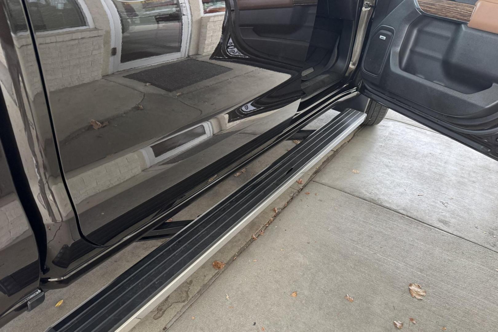 2019 Havana Brown Metallic /Jet Black/Umber Chevrolet Silverado 1500 High Country (1GCUYHEL2KZ) with an V8 6.2 Liter engine, Automatic 10 Speed transmission, located at 2304 W. Main St., Boise, ID, 83702, (208) 342-7777, 43.622105, -116.218658 - Photo#27
