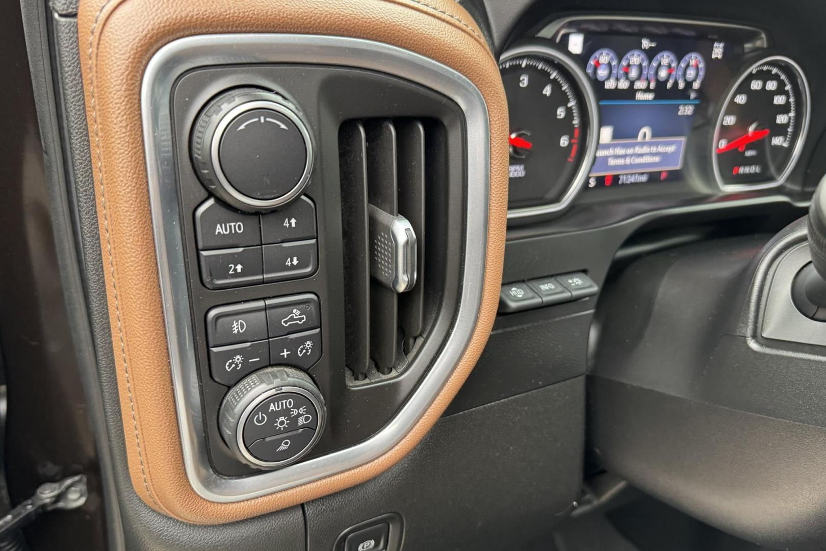 2019 Havana Brown Metallic /Jet Black/Umber Chevrolet Silverado 1500 High Country (1GCUYHEL2KZ) with an V8 6.2 Liter engine, Automatic 10 Speed transmission, located at 2304 W. Main St., Boise, ID, 83702, (208) 342-7777, 43.622105, -116.218658 - Photo#6