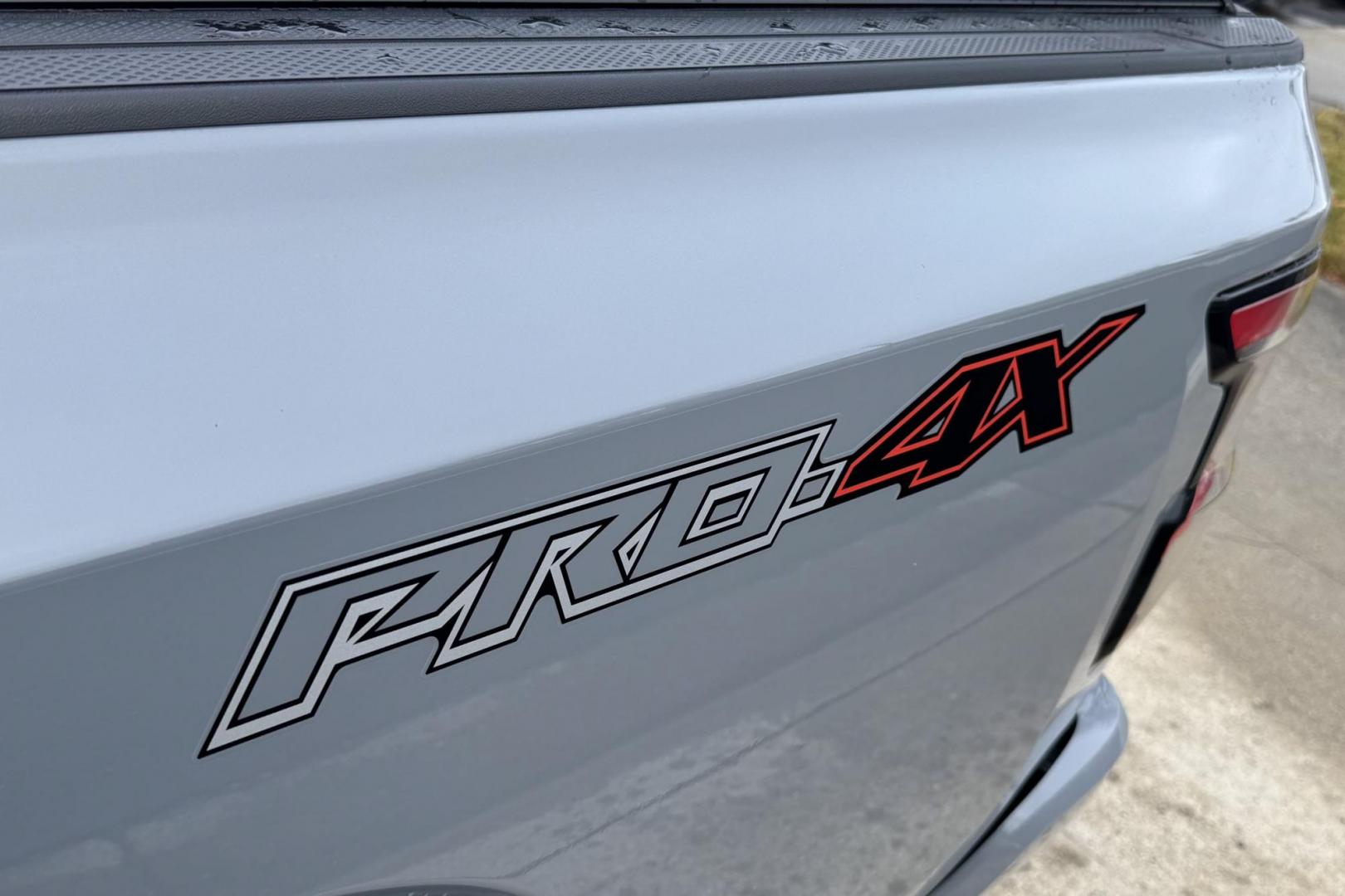 2022 Boulder Gray Pearl /Black Nissan Frontier PRO-4X (1N6ED1EK7NN) with an V6 3.8 Liter engine, Automatic 9 Speed transmission, located at 2304 W. Main St., Boise, ID, 83702, (208) 342-7777, 43.622105, -116.218658 - Photo#4