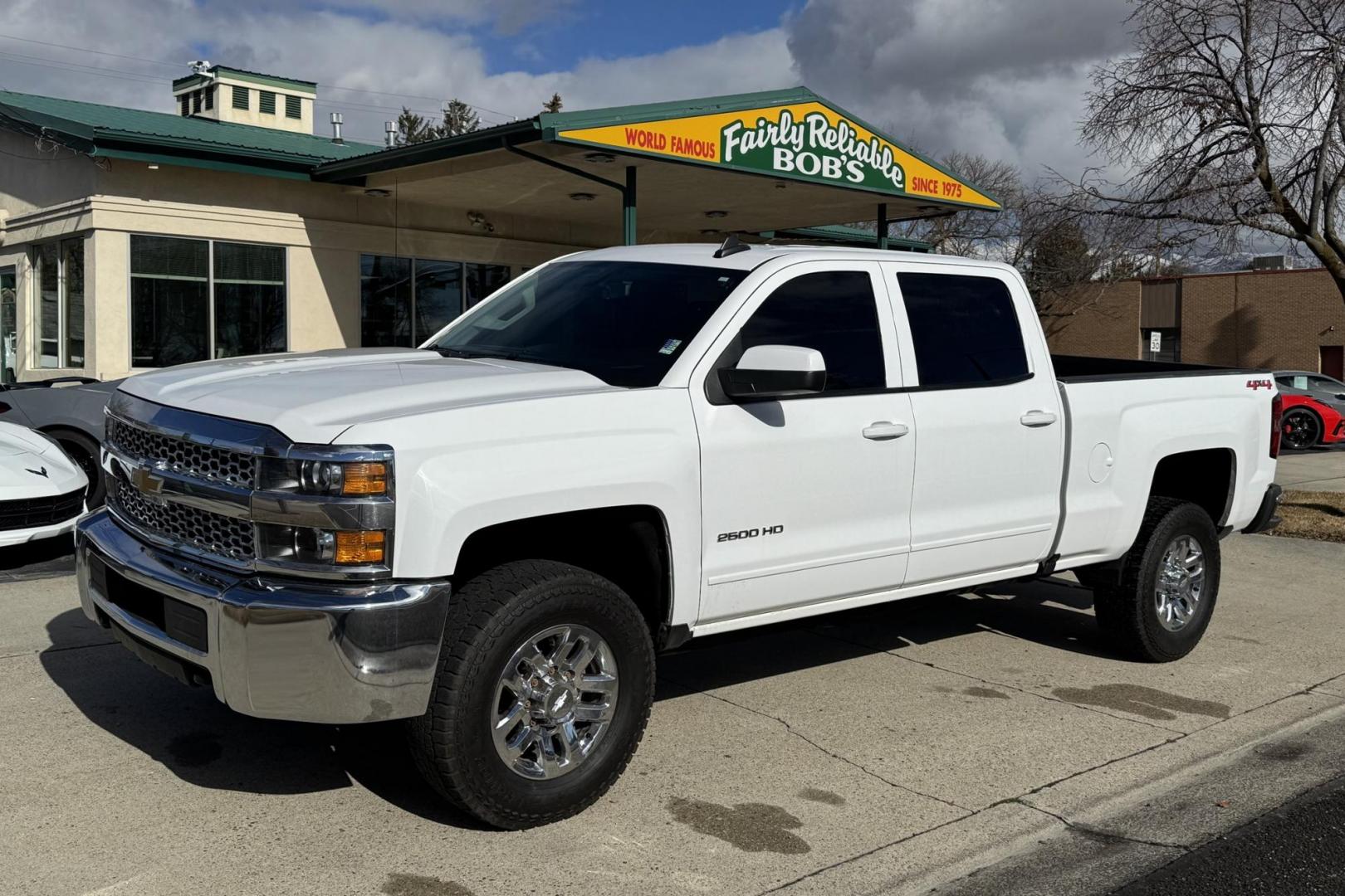2019 Summit White /Black Chevrolet Silverado 2500HD LT (1GC1KSEG9KF) with an V8 6.0 Liter engine, Automatic 6 Speed transmission, located at 2304 W. Main St., Boise, ID, 83702, (208) 342-7777, 43.622105, -116.218658 - Ready To Haul! Seats 6! - Photo#0