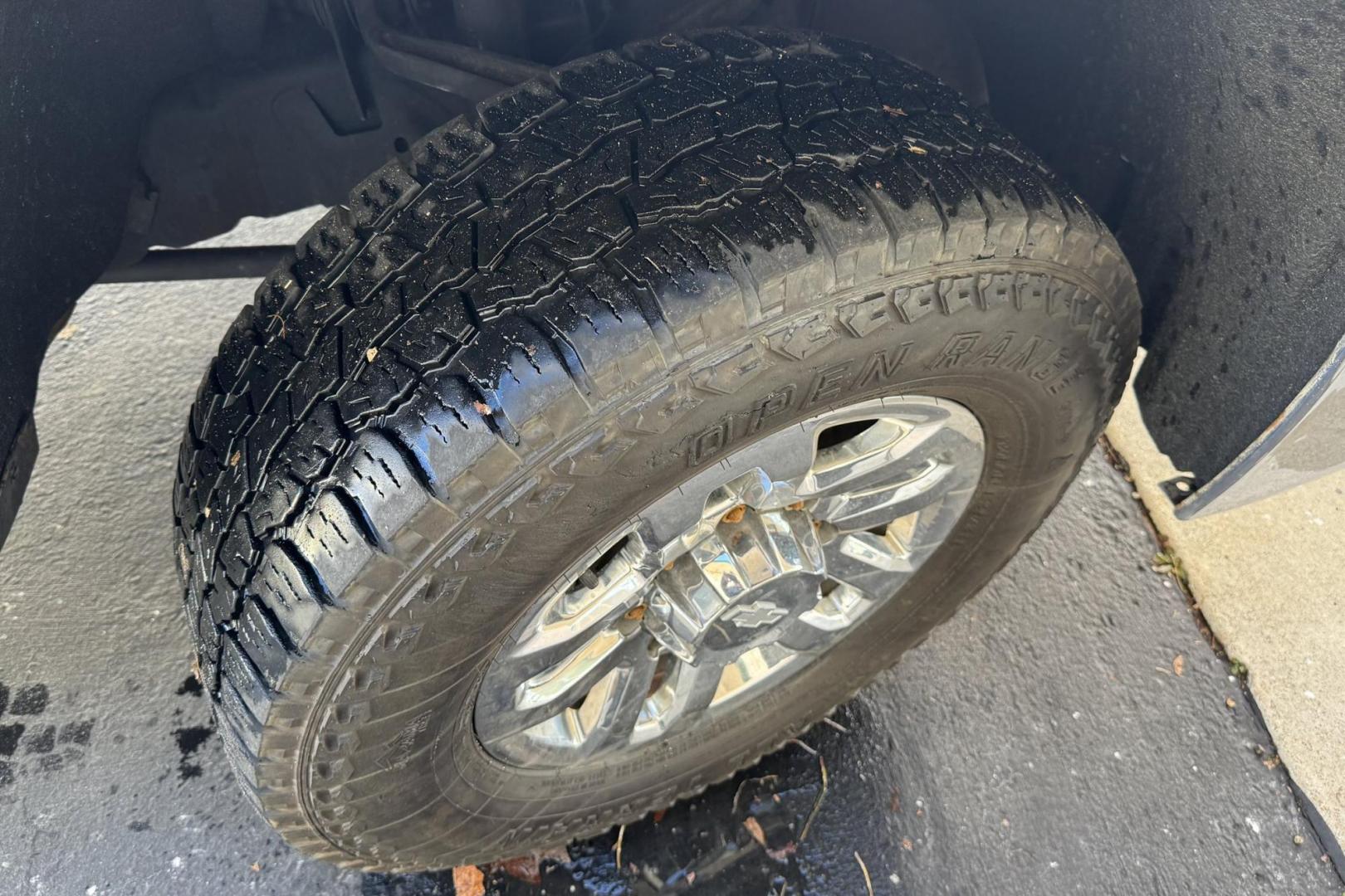 2019 Summit White /Black Chevrolet Silverado 2500HD LT (1GC1KSEG9KF) with an V8 6.0 Liter engine, Automatic 6 Speed transmission, located at 2304 W. Main St., Boise, ID, 83702, (208) 342-7777, 43.622105, -116.218658 - Ready To Haul! Seats 6! - Photo#15