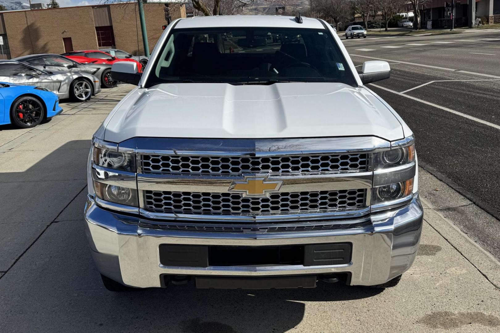 2019 Summit White /Black Chevrolet Silverado 2500HD LT (1GC1KSEG9KF) with an V8 6.0 Liter engine, Automatic 6 Speed transmission, located at 2304 W. Main St., Boise, ID, 83702, (208) 342-7777, 43.622105, -116.218658 - Ready To Haul! Seats 6! - Photo#3