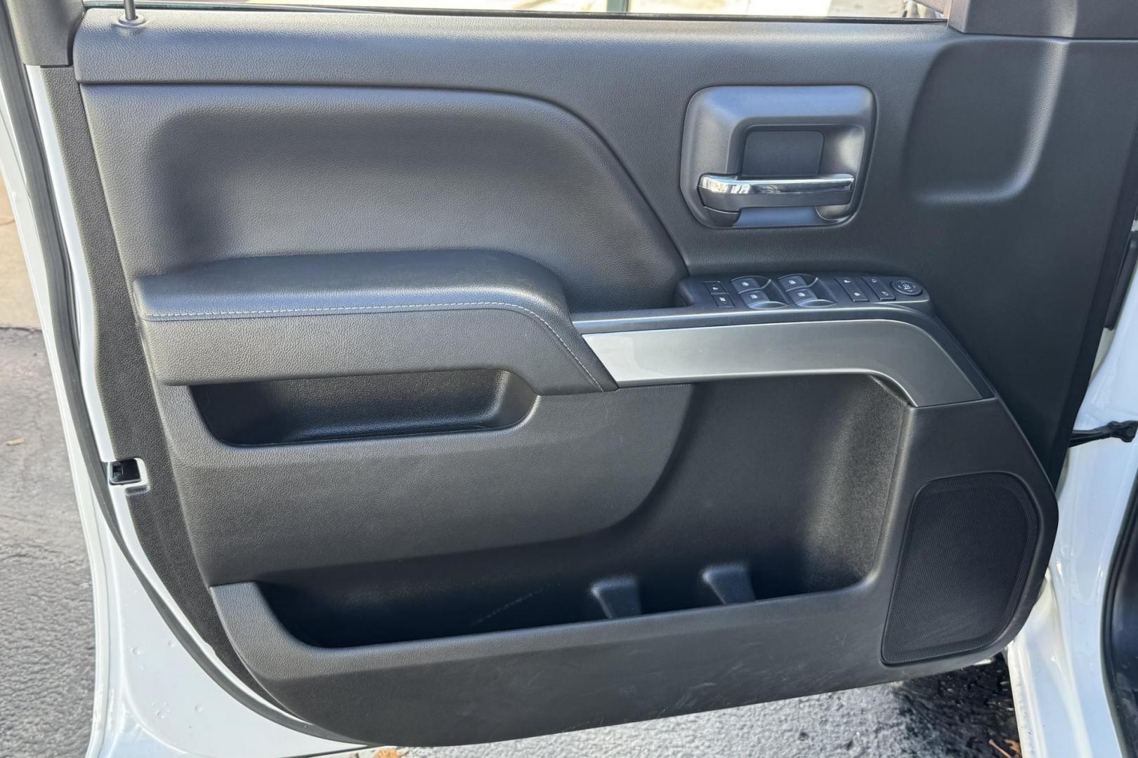 2019 Summit White /Black Chevrolet Silverado 2500HD LT (1GC1KSEG9KF) with an V8 6.0 Liter engine, Automatic 6 Speed transmission, located at 2304 W. Main St., Boise, ID, 83702, (208) 342-7777, 43.622105, -116.218658 - Ready To Haul! Seats 6! - Photo#5