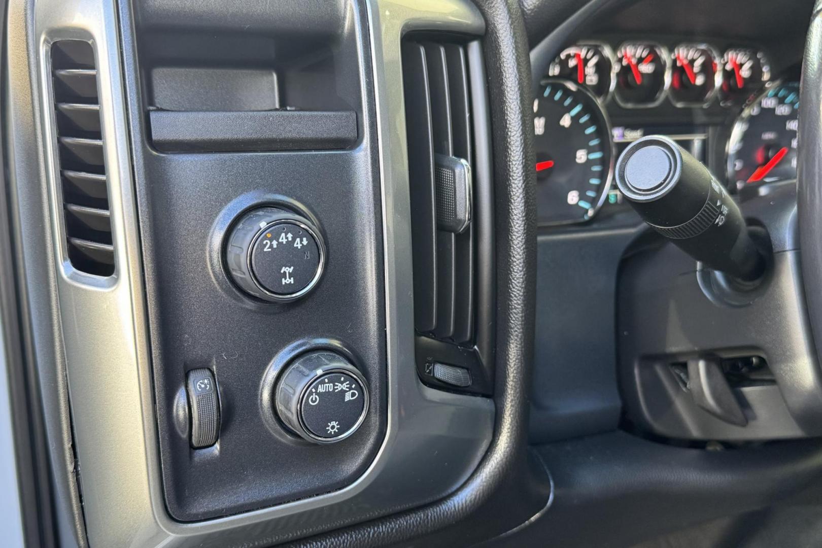 2019 Summit White /Black Chevrolet Silverado 2500HD LT (1GC1KSEG9KF) with an V8 6.0 Liter engine, Automatic 6 Speed transmission, located at 2304 W. Main St., Boise, ID, 83702, (208) 342-7777, 43.622105, -116.218658 - Ready To Haul! Seats 6! - Photo#6