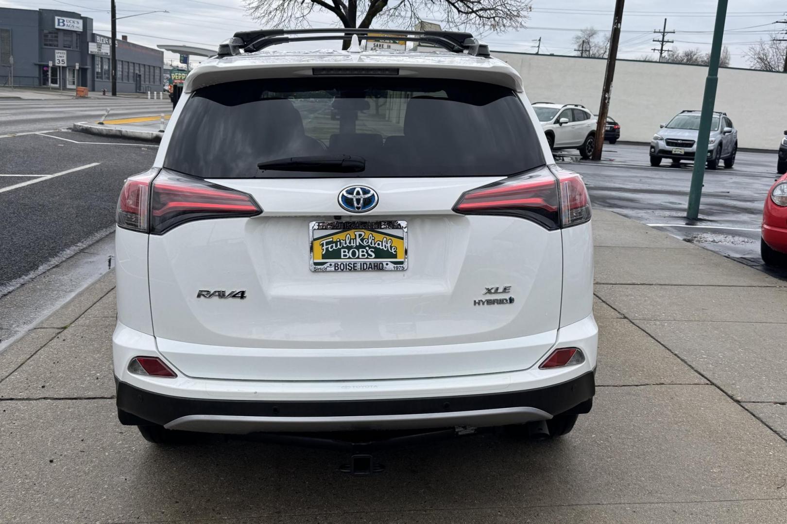 2018 Super White /Black Toyota RAV4 XLE (JTMRJREV1JD) with an 4 Cyl 2.5 Liter Hybrid engine, Automatic transmission, located at 2304 W. Main St., Boise, ID, 83702, (208) 342-7777, 43.622105, -116.218658 - Hard To Find! Great To Own! - Photo#3