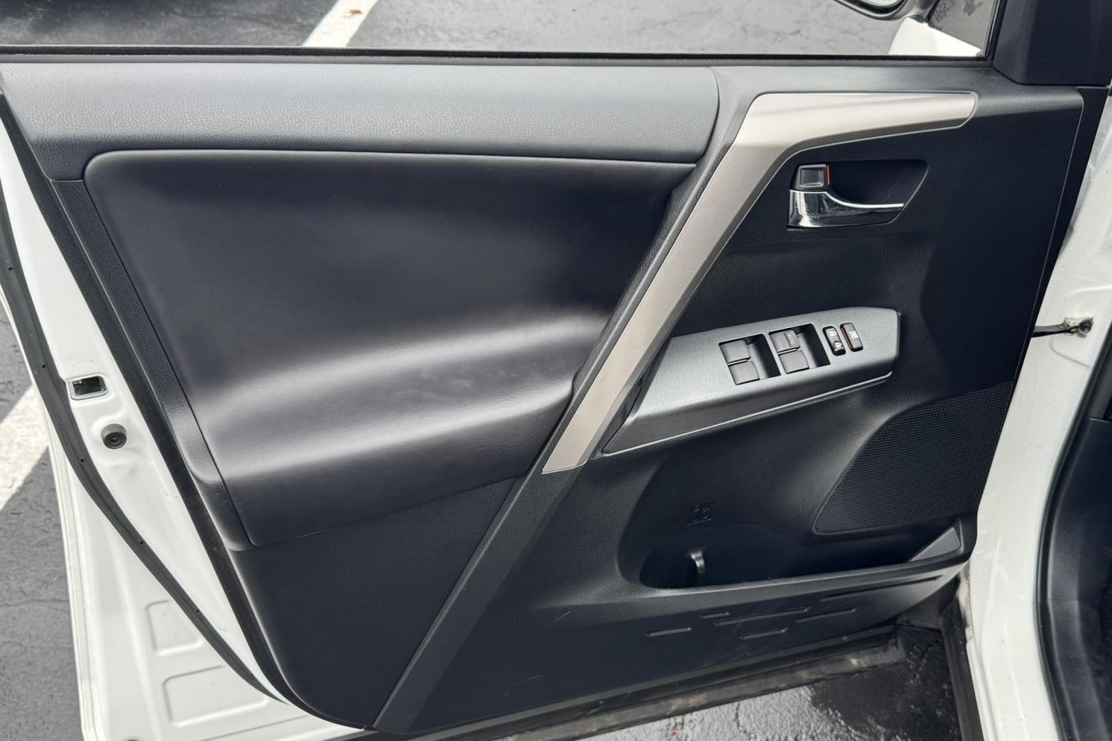 2018 Super White /Black Toyota RAV4 XLE (JTMRJREV1JD) with an 4 Cyl 2.5 Liter Hybrid engine, Automatic transmission, located at 2304 W. Main St., Boise, ID, 83702, (208) 342-7777, 43.622105, -116.218658 - Hard To Find! Great To Own! - Photo#8