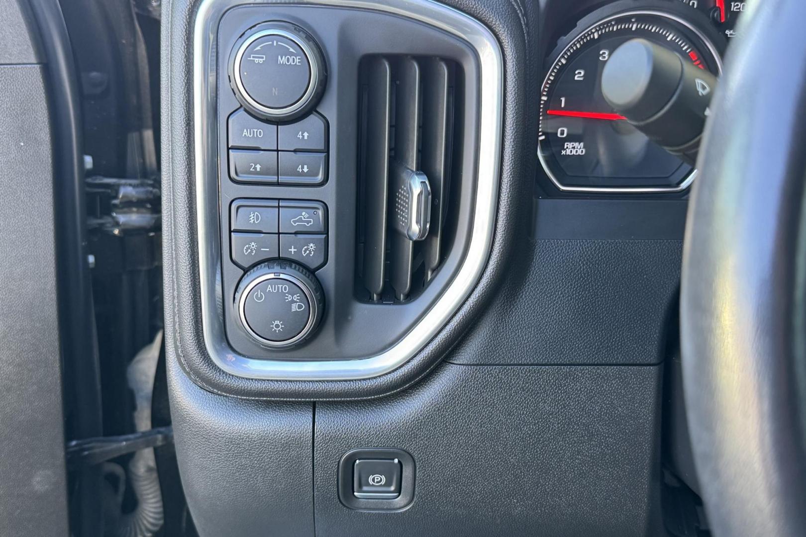 2022 Black /Black Chevrolet Silverado 1500 RST Z/71 (1GCUYEEL6NZ) with an V8 6.2 Liter engine, Automatic 10 Speed transmission, located at 2304 W. Main St., Boise, ID, 83702, (208) 342-7777, 43.622105, -116.218658 - Low Mileage! - Photo#11