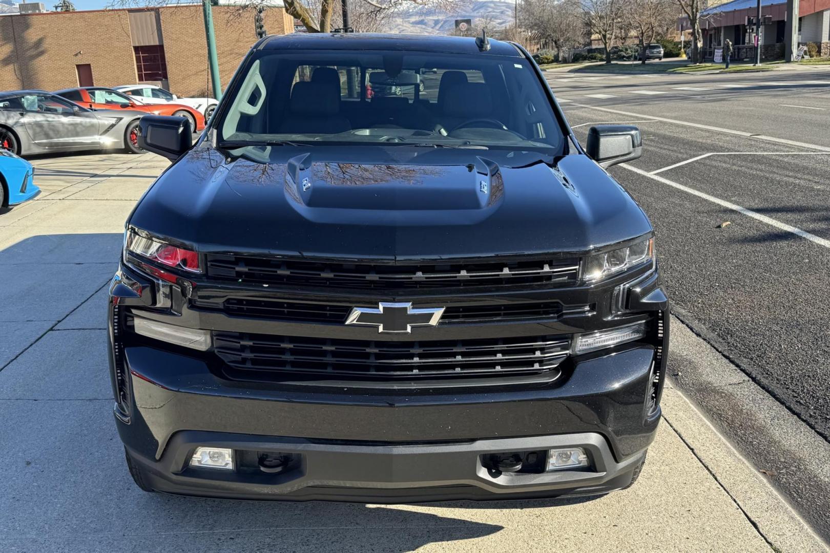 2022 Black /Black Chevrolet Silverado 1500 RST Z/71 (1GCUYEEL6NZ) with an V8 6.2 Liter engine, Automatic 10 Speed transmission, located at 2304 W. Main St., Boise, ID, 83702, (208) 342-7777, 43.622105, -116.218658 - Low Mileage! - Photo#3