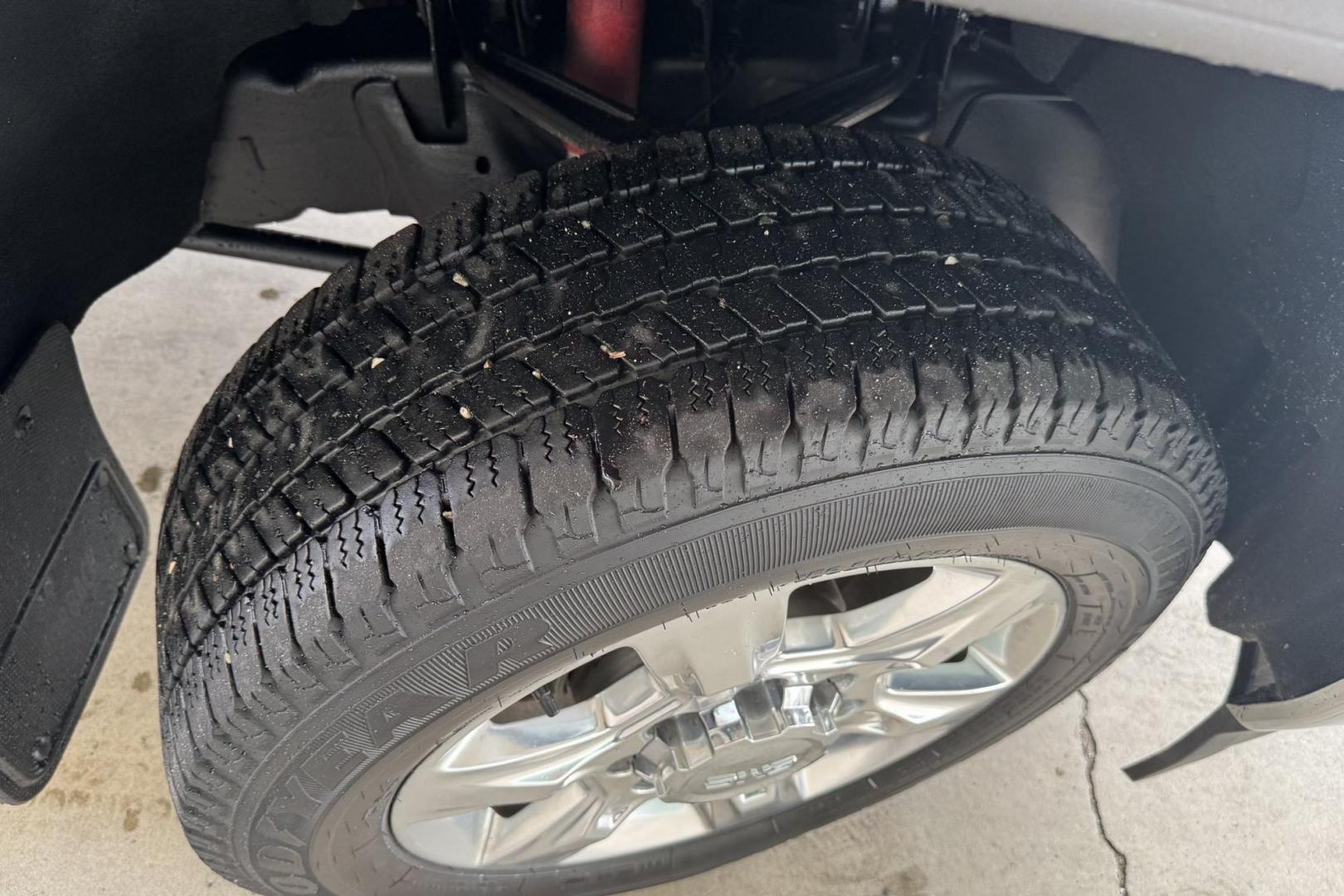 2018 Black /Black GMC Sierra 2500HD SLT (1GT22TEGXJZ) with an V8 6.0 Liter engine, Automatic 6 Speed transmission, located at 2304 W. Main St., Boise, ID, 83702, (208) 342-7777, 43.622105, -116.218658 - Photo#18