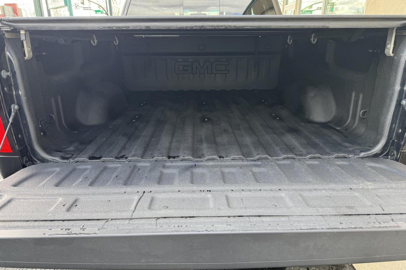 2018 Black /Black GMC Sierra 2500HD SLT (1GT22TEGXJZ) with an V8 6.0 Liter engine, Automatic 6 Speed transmission, located at 2304 W. Main St., Boise, ID, 83702, (208) 342-7777, 43.622105, -116.218658 - Photo#21