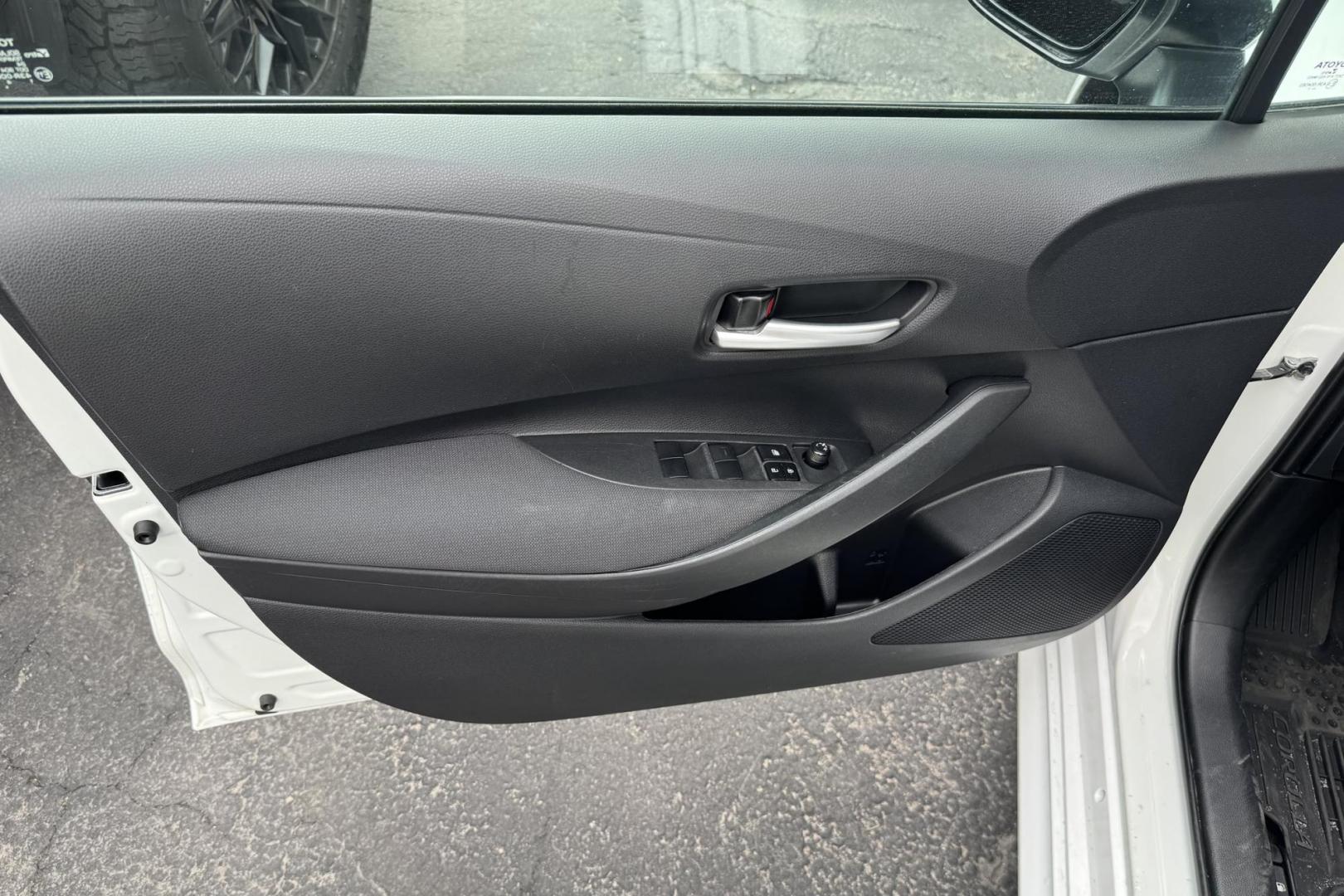 2021 Super White /Black Toyota Corolla LE (5YFEPMAE7MP) with an 4 Cyl 1.8 Liter engine, Automatic transmission, located at 2304 W. Main St., Boise, ID, 83702, (208) 342-7777, 43.622105, -116.218658 - Great Fuel Economy! - Photo#4