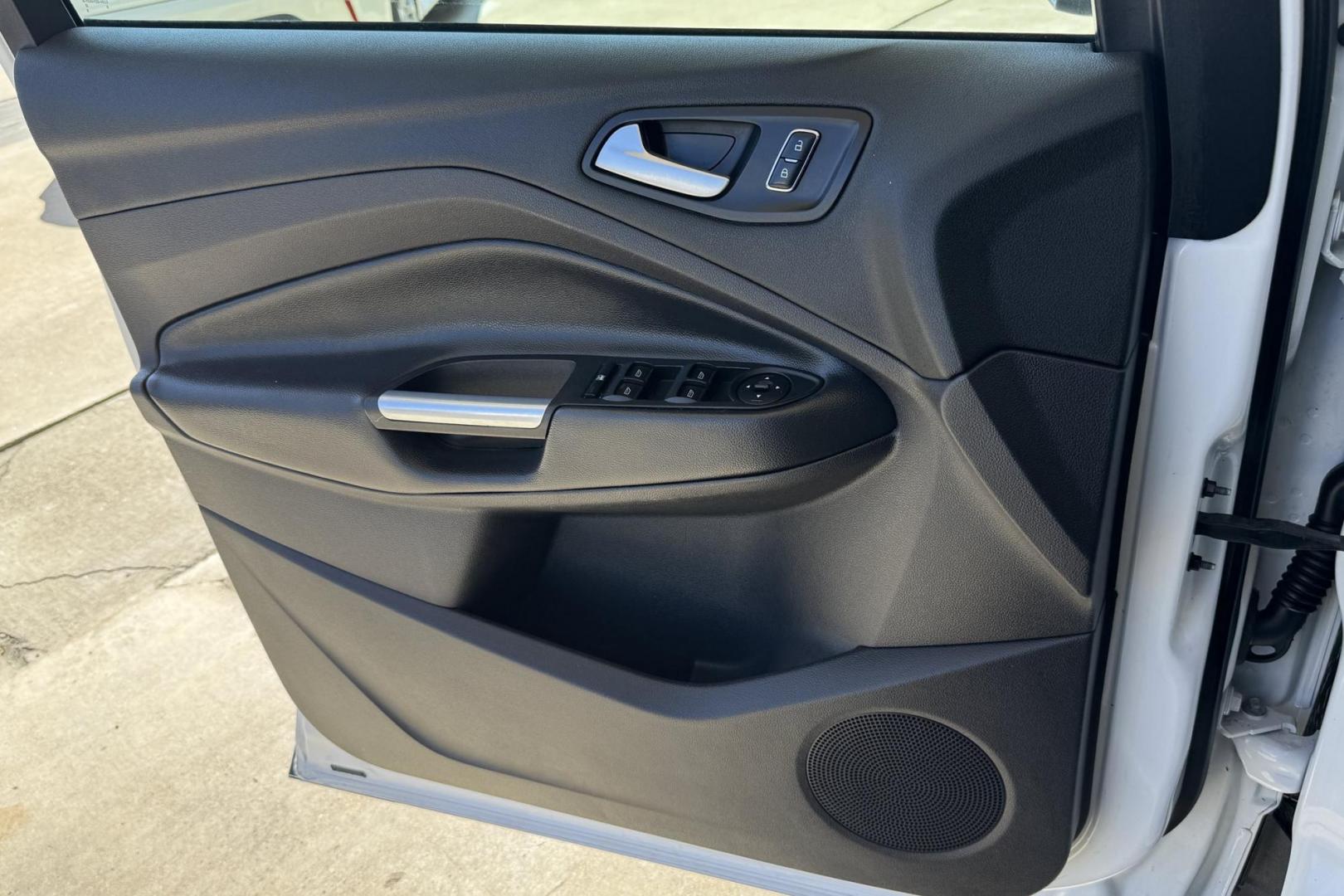 2016 Oxford White /Gray Ford Escape SE (1FMCU0G9XGU) with an 4 Cyl 2.0 Liter Turbo engine, Automatic 6 Speed transmission, located at 2304 W. Main St., Boise, ID, 83702, (208) 342-7777, 43.622105, -116.218658 - New Tires! Great Fuel Economy! Ready To Go! - Photo#4