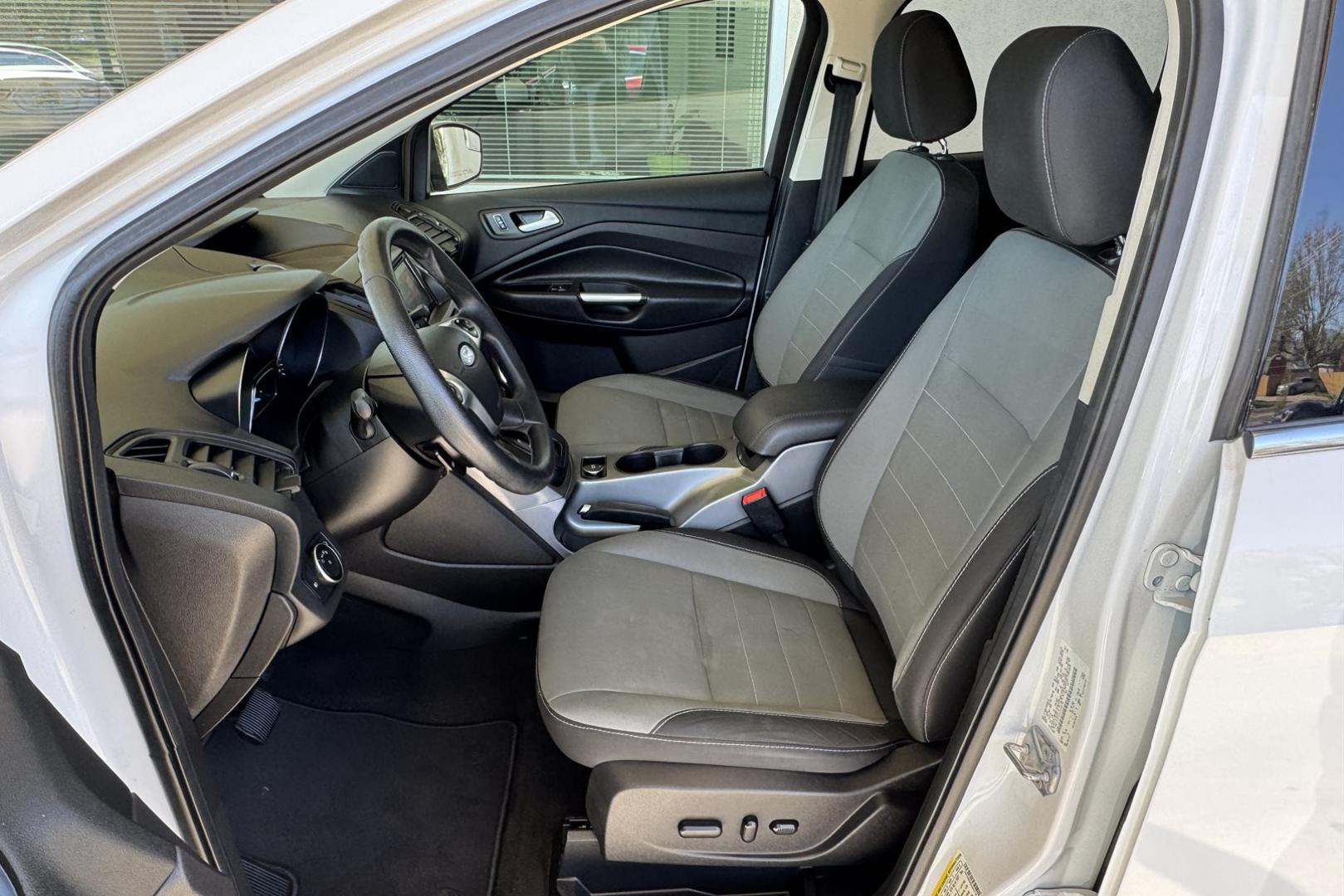 2016 Oxford White /Gray Ford Escape SE (1FMCU0G9XGU) with an 4 Cyl 2.0 Liter Turbo engine, Automatic 6 Speed transmission, located at 2304 W. Main St., Boise, ID, 83702, (208) 342-7777, 43.622105, -116.218658 - New Tires! Great Fuel Economy! Ready To Go! - Photo#8