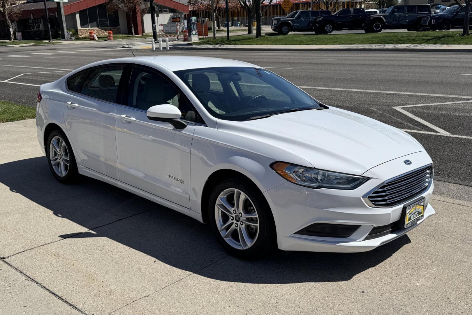 2018 Oxford White /Gray Ford Fusion Hybrid (3FA6P0UU5JR) with an 4 Cyl 2.0 Liter Hybrid engine, Automatic transmission, located at 2304 W. Main St., Boise, ID, 83702, (208) 342-7777, 43.622105, -116.218658 - Low Mileage, New Tires! Ready To Go! - Photo#2