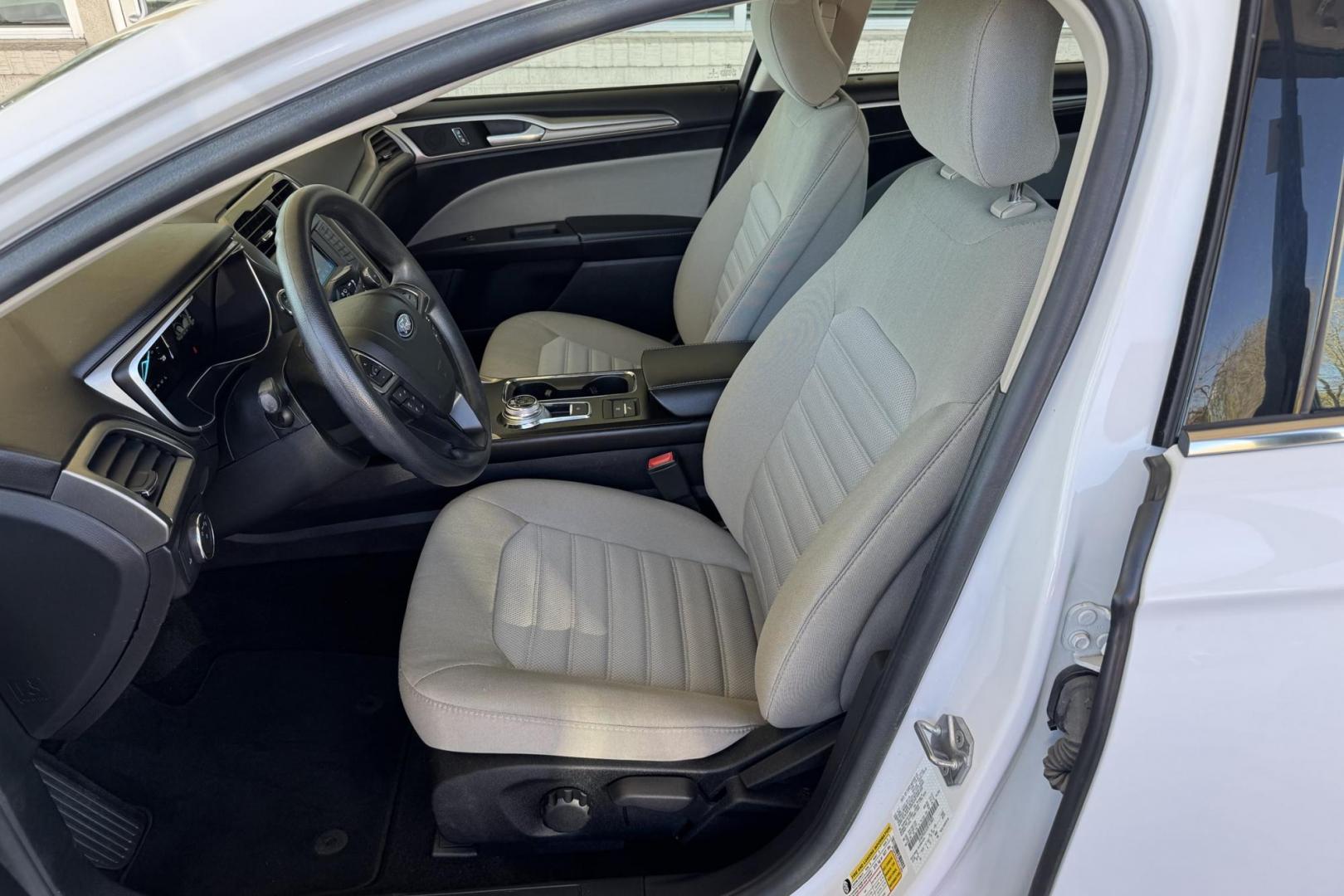 2018 Oxford White /Gray Ford Fusion Hybrid (3FA6P0UU5JR) with an 4 Cyl 2.0 Liter Hybrid engine, Automatic transmission, located at 2304 W. Main St., Boise, ID, 83702, (208) 342-7777, 43.622105, -116.218658 - Low Mileage, New Tires! Ready To Go! - Photo#8