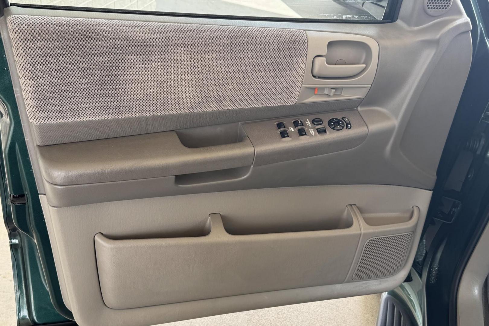 2002 Green /Gray Dodge Durango SLT (1B4HS48N62F) with an V8 4.7 Liter engine, Automatic transmission, located at 2304 W. Main St., Boise, ID, 83702, (208) 342-7777, 43.622105, -116.218658 - 8 Passenger! New Tires! Only 63k Miles! - Photo#4