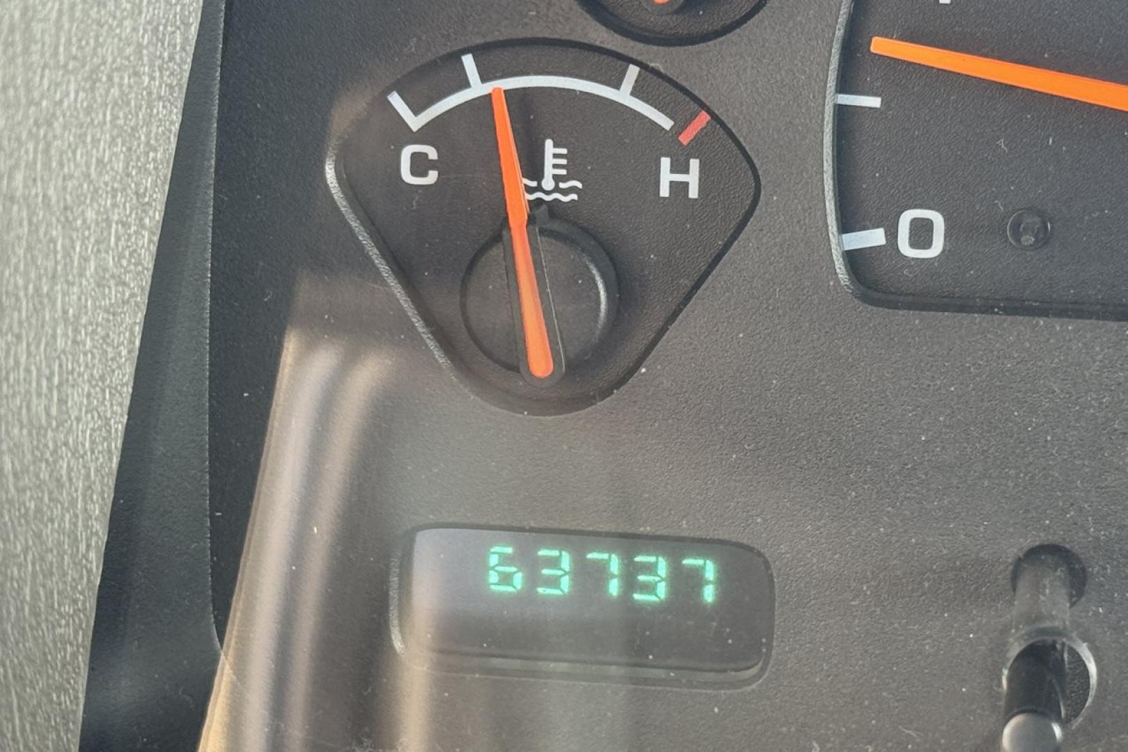 2002 Green /Gray Dodge Durango SLT (1B4HS48N62F) with an V8 4.7 Liter engine, Automatic transmission, located at 2304 W. Main St., Boise, ID, 83702, (208) 342-7777, 43.622105, -116.218658 - 8 Passenger! New Tires! Only 63k Miles! - Photo#17