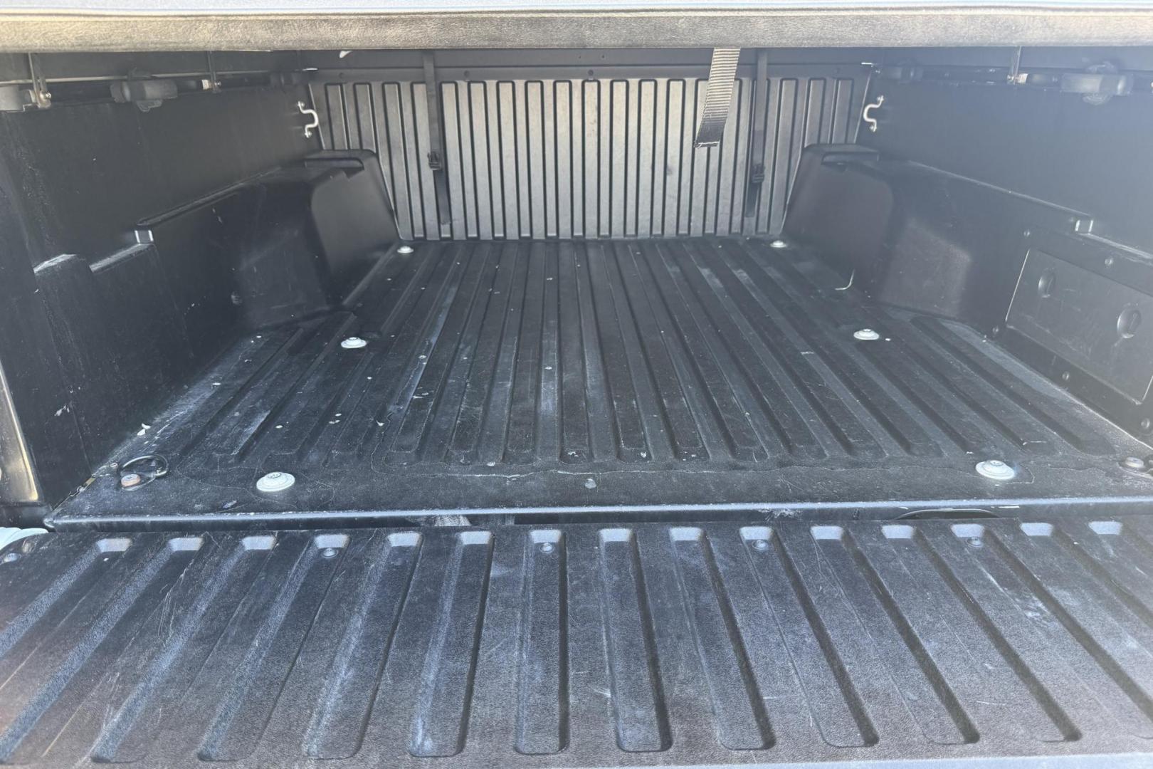 2022 Ice Cap /Gray Toyota Tacoma SR5 (3TMAZ5CN5NM) with an V6 3.5 Liter engine, Automatic 6 Speed transmission, located at 2304 W. Main St., Boise, ID, 83702, (208) 342-7777, 43.622105, -116.218658 - Photo#16