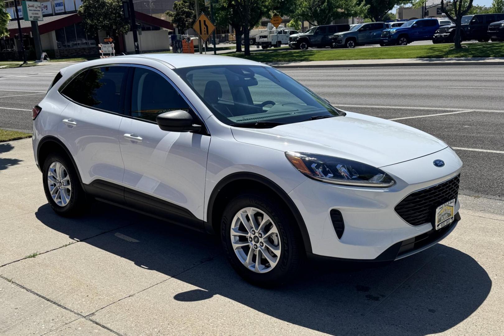 2022 Oxford White /Gray Ford Escape Hybrid SE (1FMCU9BZ3NU) with an 4 Cyl 2.5 Liter Hybrid engine, Automatic transmission, located at 2304 W. Main St., Boise, ID, 83702, (208) 342-7777, 43.622105, -116.218658 - All Wheel Drive And Great Fuel Economy! - Photo#2