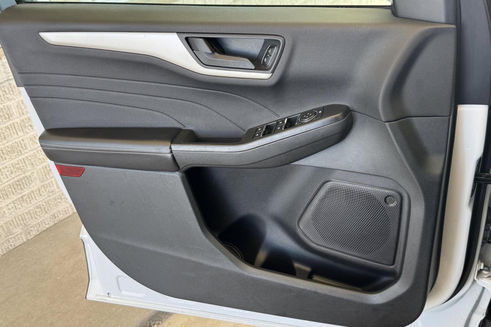 2022 Oxford White /Gray Ford Escape Hybrid SE (1FMCU9BZ3NU) with an 4 Cyl 2.5 Liter Hybrid engine, Automatic transmission, located at 2304 W. Main St., Boise, ID, 83702, (208) 342-7777, 43.622105, -116.218658 - All Wheel Drive And Great Fuel Economy! - Photo#9