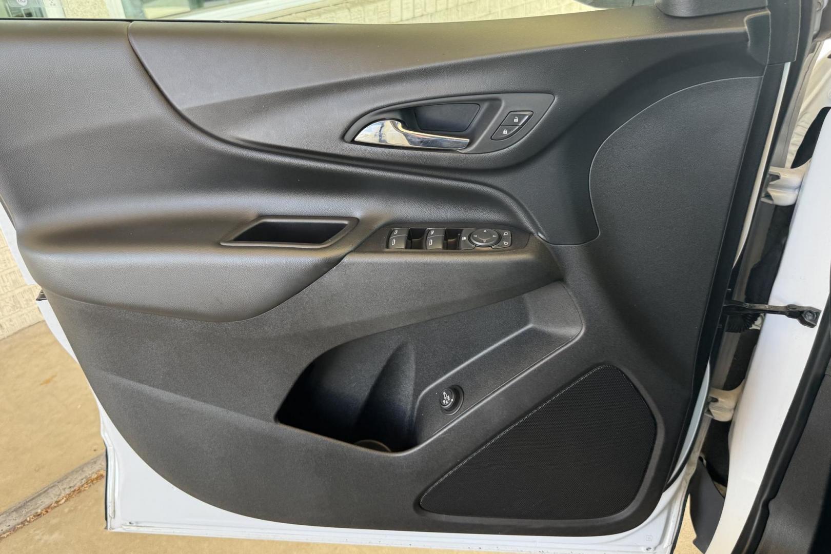 2019 Summit White /Black Chevrolet Equinox LT (2GNAXUEV1K6) with an 4 Cyl 1.5 Liter Turbo engine, Automatic 6 Speed transmission, located at 2304 W. Main St., Boise, ID, 83702, (208) 342-7777, 43.622105, -116.218658 - Photo#6