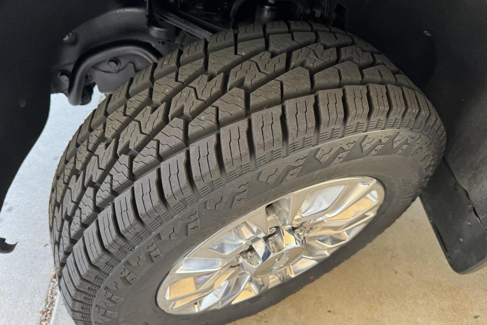 2020 Northsky Blue Metallic /Jet Black Chevrolet Silverado 3500HD High Country (1GC4YVEYXLF) with an V8 6.6 Liter Turbo Duramax Diesel engine, Automatic 10 Speed transmission, located at 2304 W. Main St., Boise, ID, 83702, (208) 342-7777, 43.622105, -116.218658 - New Tires! Highly Optioned! Ready To Tow! - Photo#21