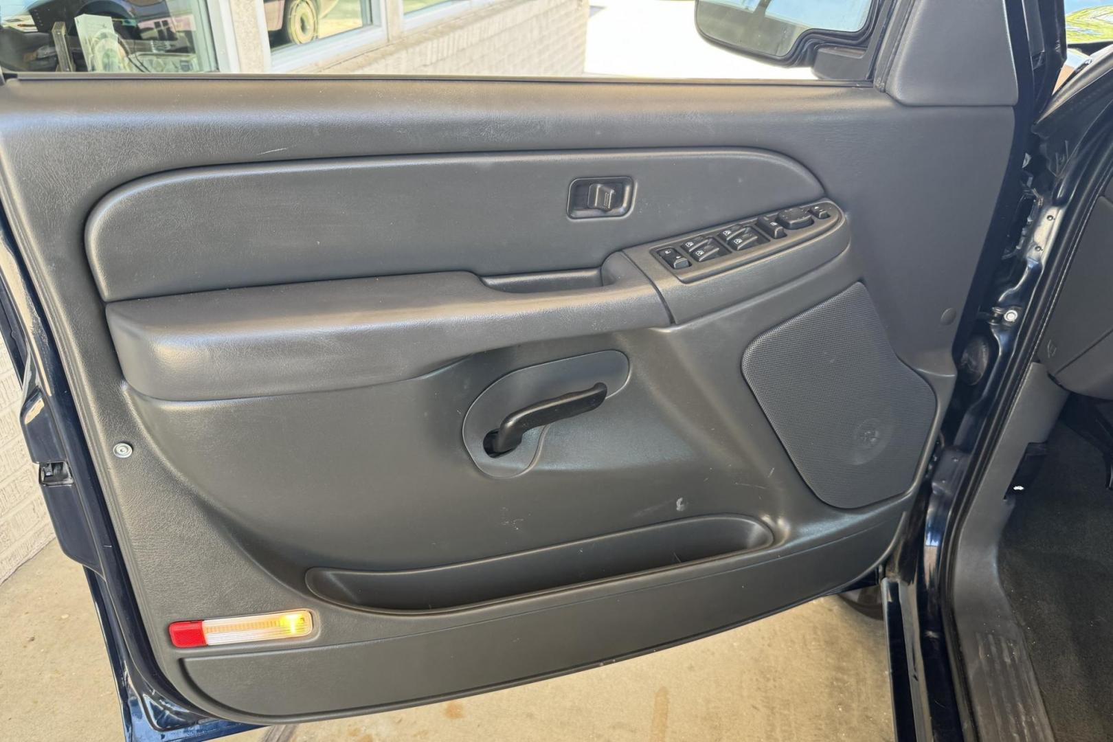 2007 Blue /Gray Chevrolet Silverado 1500 LT (2GCEK13Z171) with an V8 5.3 Liter engine, Automatic transmission, located at 2304 W. Main St., Boise, ID, 83702, (208) 342-7777, 43.622105, -116.218658 - Low Mileage, Crew Cab Chevrolet 4x4! - Photo#4