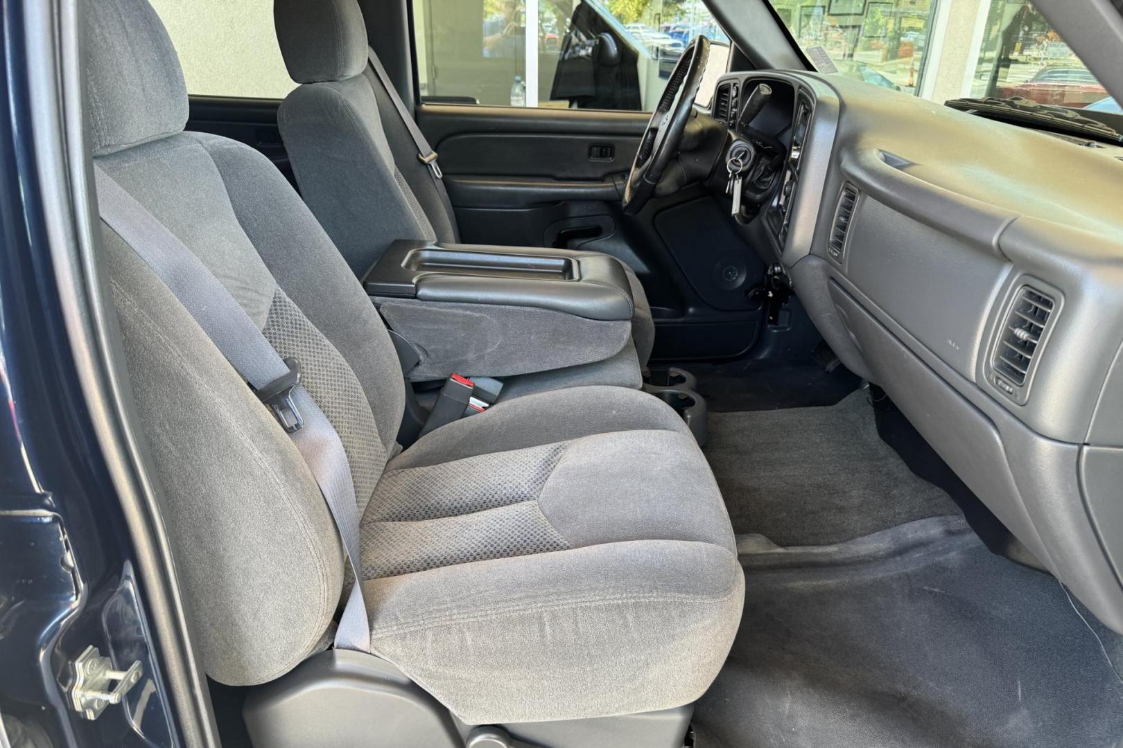 2007 Blue /Gray Chevrolet Silverado 1500 LT (2GCEK13Z171) with an V8 5.3 Liter engine, Automatic transmission, located at 2304 W. Main St., Boise, ID, 83702, (208) 342-7777, 43.622105, -116.218658 - Low Mileage, Crew Cab Chevrolet 4x4! - Photo#12