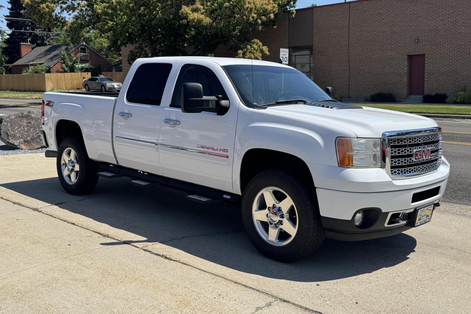 2014 Summit White /Oak GMC Sierra 2500HD Denali (1GT125E86EF) with an V8 6.6 Liter Turbo Duramax Diesel engine, Automatic 6 Speed With Overdrive Allison transmission, located at 2304 W. Main St., Boise, ID, 83702, (208) 342-7777, 43.622105, -116.218658 - Highly Optioned And Low Mileage Denali Crew Cab Long Bed! - Photo#2