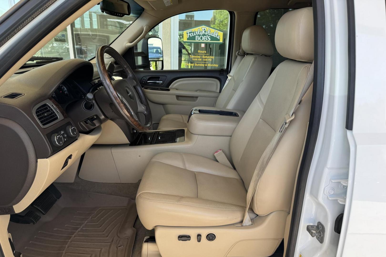2014 Summit White /Oak GMC Sierra 2500HD Denali (1GT125E86EF) with an V8 6.6 Liter Turbo Duramax Diesel engine, Automatic 6 Speed With Overdrive Allison transmission, located at 2304 W. Main St., Boise, ID, 83702, (208) 342-7777, 43.622105, -116.218658 - Highly Optioned And Low Mileage Denali Crew Cab Long Bed! - Photo#9