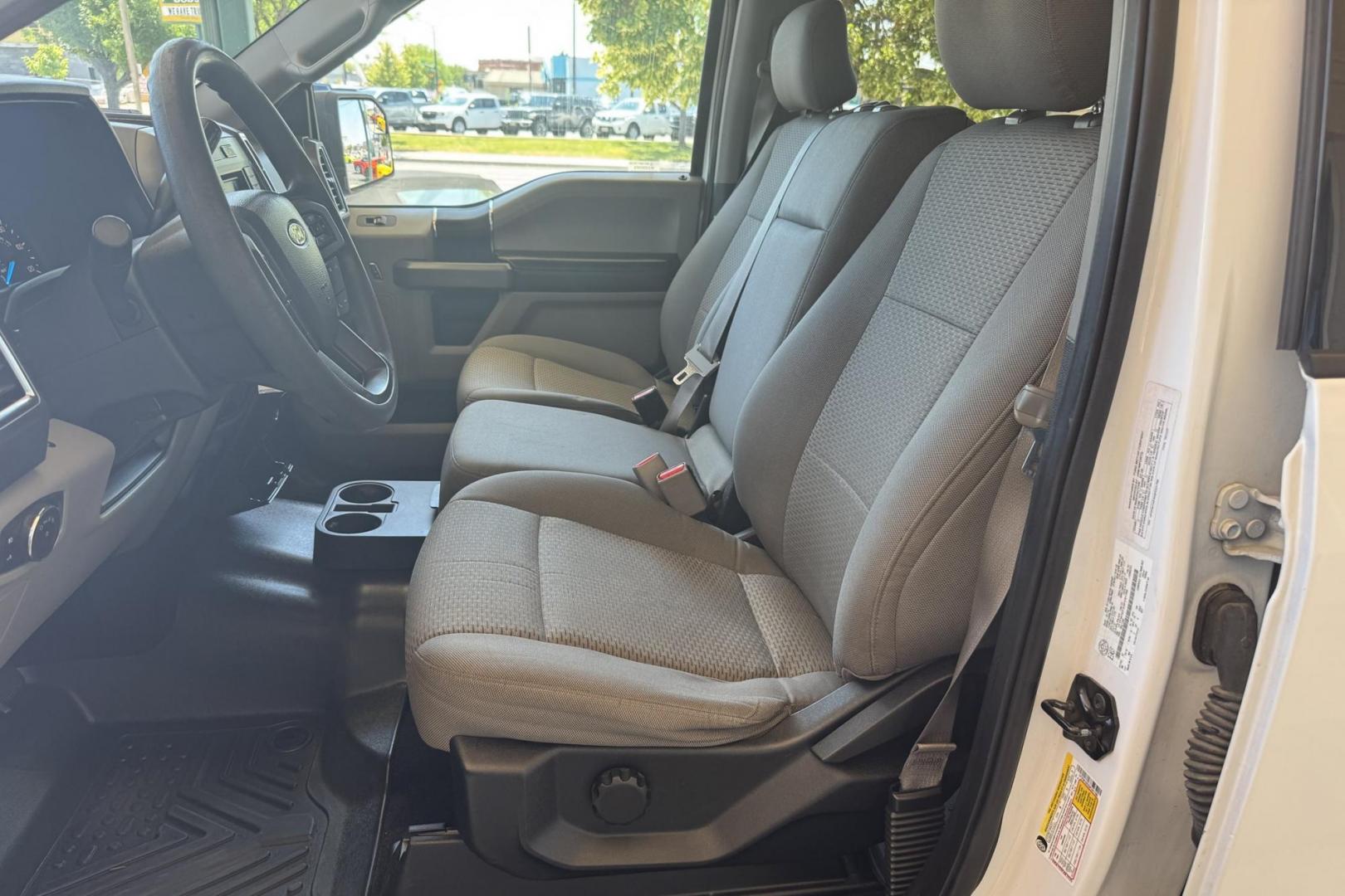 2016 Oxford White /Gray Ford F-150 XLT (1FTFW1EFXGF) with an V8 5.0 Liter engine, Automatic 6 Speed transmission, located at 2304 W. Main St., Boise, ID, 83702, (208) 342-7777, 43.622105, -116.218658 - Nice Truck! Seats 6! - Photo#9
