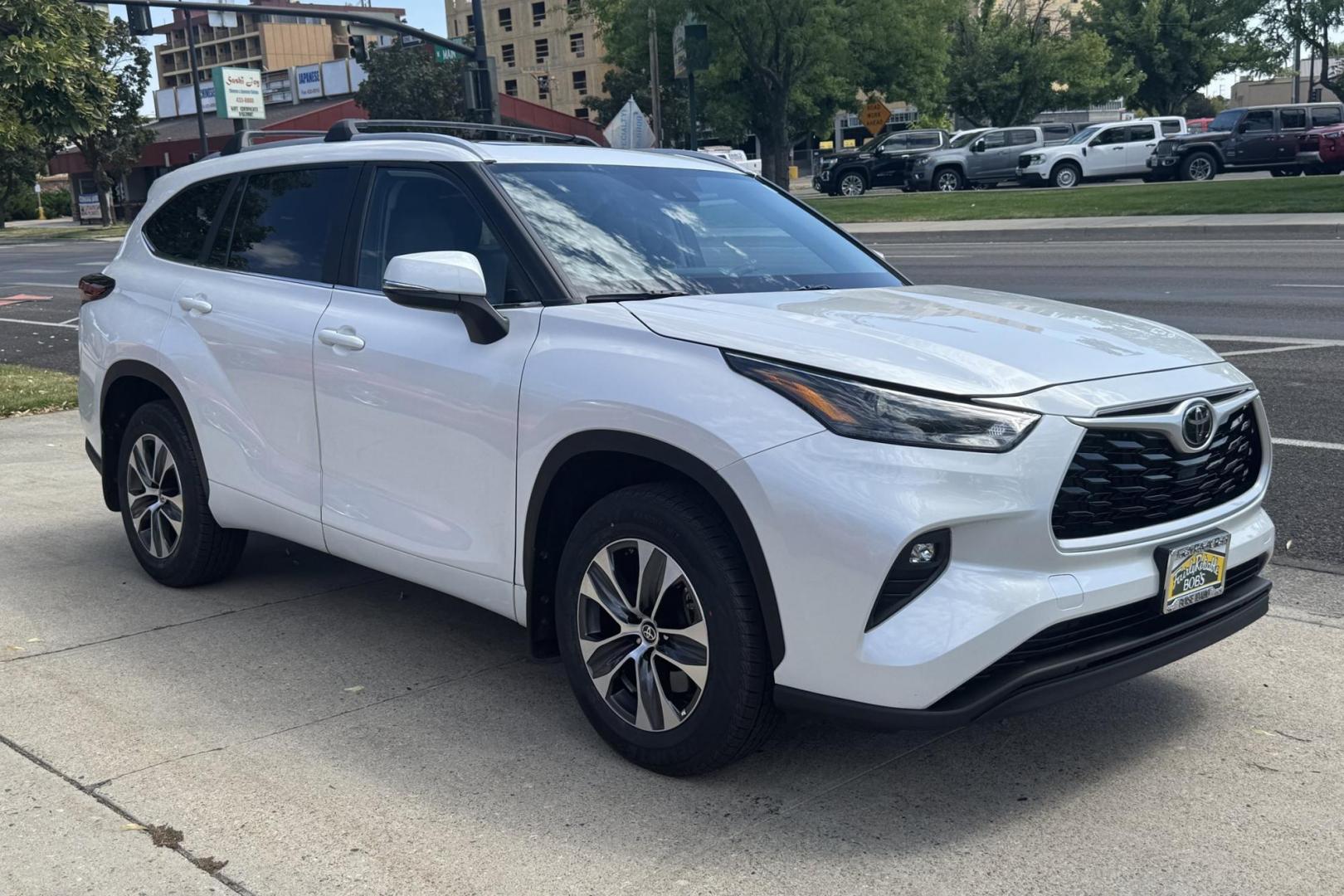 2024 Wind Chill Pearl /Light Graystone Toyota Highlander XLE (5TDKDRBH3RS) with an 4 Cyl 2.4 Liter Turbo engine, Automatic 8 Speed transmission, located at 2304 W. Main St., Boise, ID, 83702, (208) 342-7777, 43.622105, -116.218658 - Photo#2