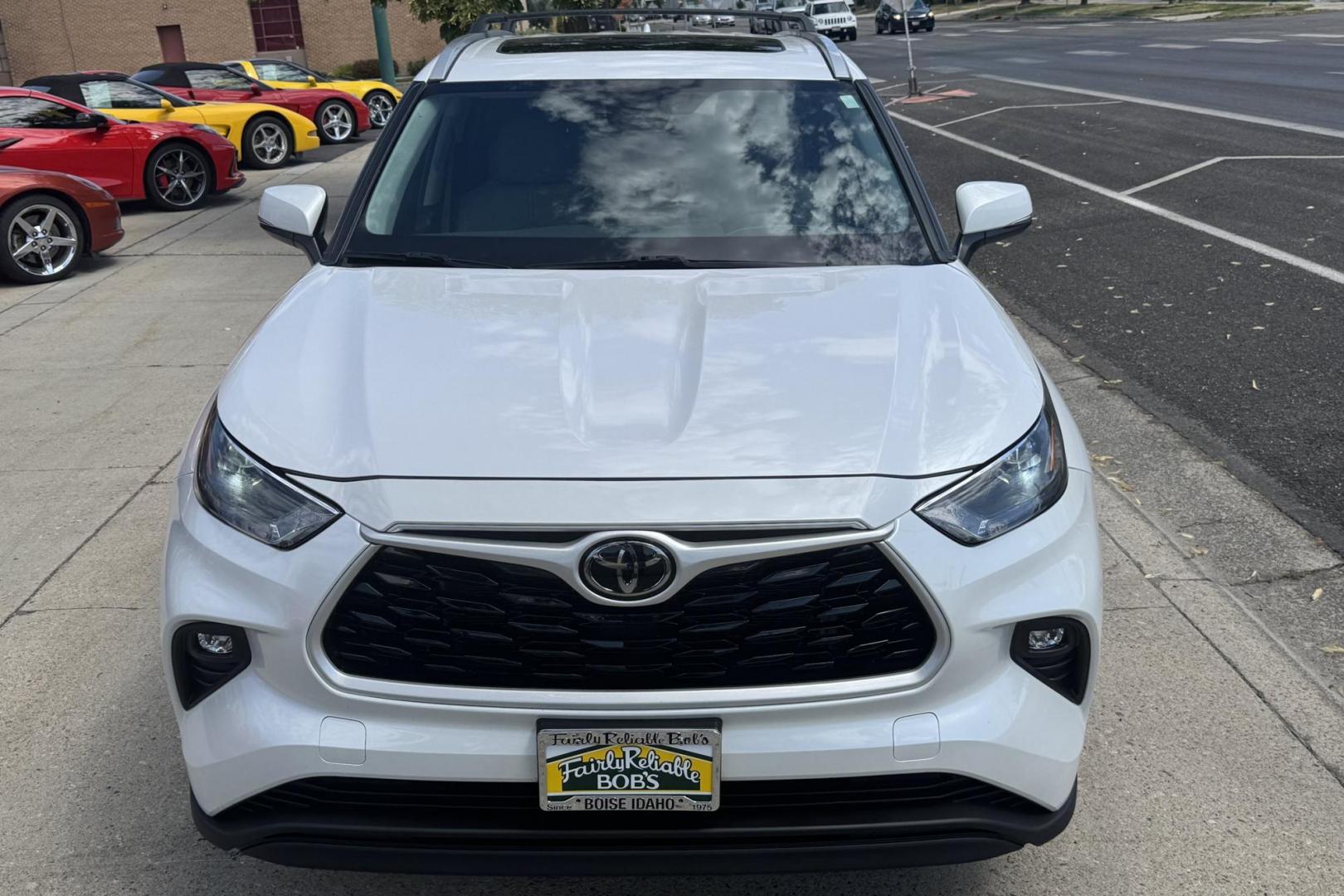 2024 Wind Chill Pearl /Light Graystone Toyota Highlander XLE (5TDKDRBH3RS) with an 4 Cyl 2.4 Liter Turbo engine, Automatic 8 Speed transmission, located at 2304 W. Main St., Boise, ID, 83702, (208) 342-7777, 43.622105, -116.218658 - Photo#3