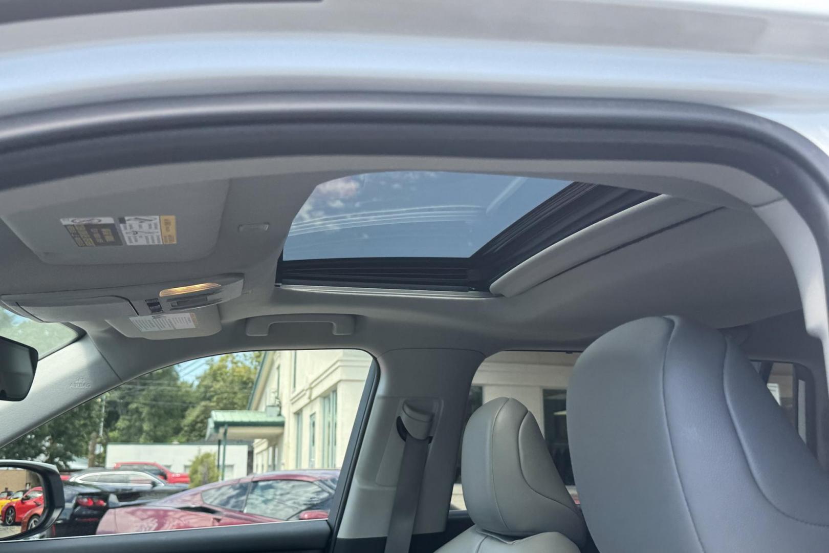 2024 Wind Chill Pearl /Light Graystone Toyota Highlander XLE (5TDKDRBH3RS) with an 4 Cyl 2.4 Liter Turbo engine, Automatic 8 Speed transmission, located at 2304 W. Main St., Boise, ID, 83702, (208) 342-7777, 43.622105, -116.218658 - Photo#4