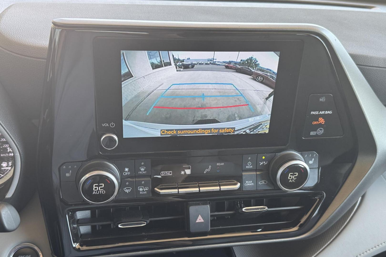 2024 Wind Chill Pearl /Light Graystone Toyota Highlander XLE (5TDKDRBH3RS) with an 4 Cyl 2.4 Liter Turbo engine, Automatic 8 Speed transmission, located at 2304 W. Main St., Boise, ID, 83702, (208) 342-7777, 43.622105, -116.218658 - Photo#5