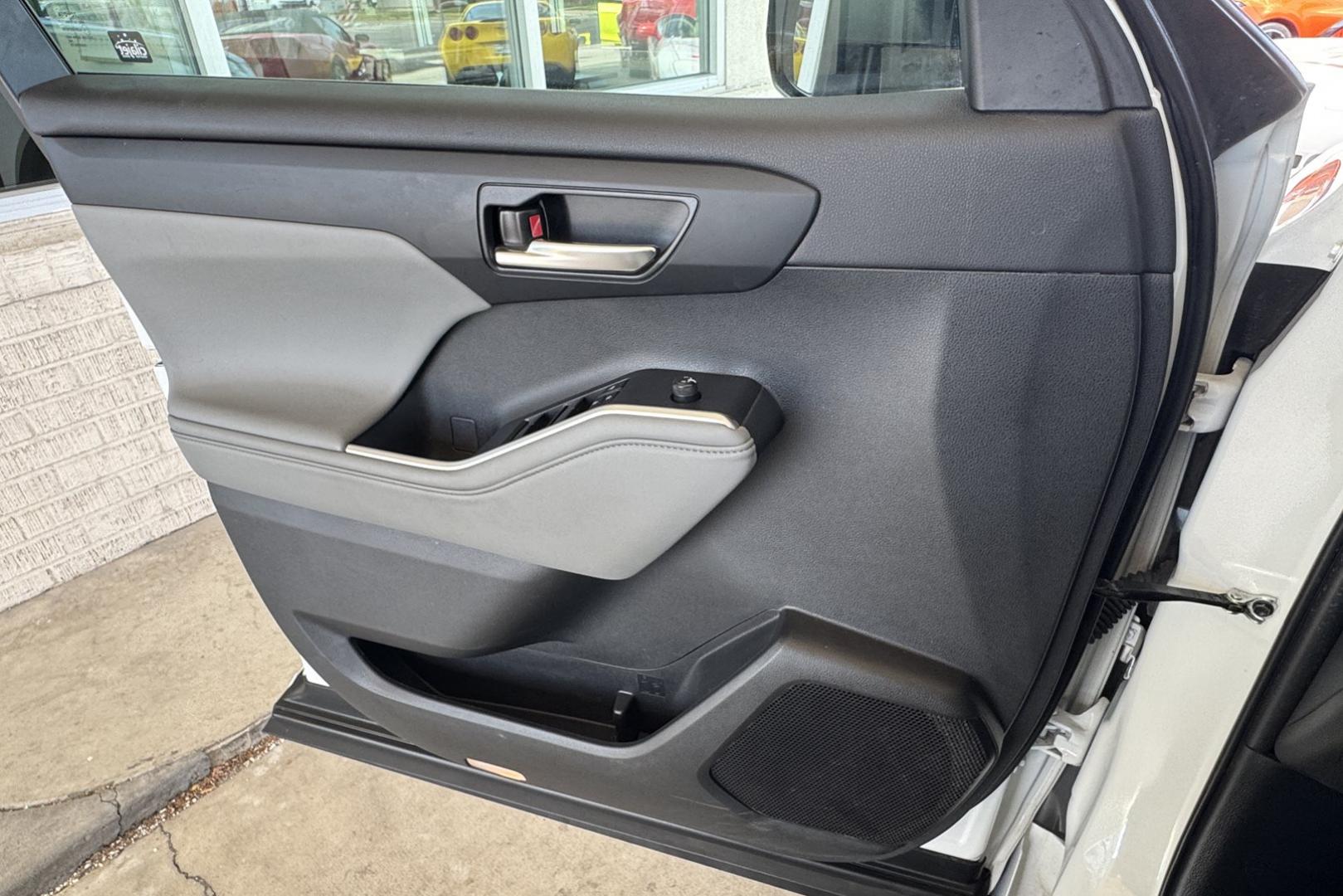 2024 Wind Chill Pearl /Light Graystone Toyota Highlander XLE (5TDKDRBH3RS) with an 4 Cyl 2.4 Liter Turbo engine, Automatic 8 Speed transmission, located at 2304 W. Main St., Boise, ID, 83702, (208) 342-7777, 43.622105, -116.218658 - Photo#8