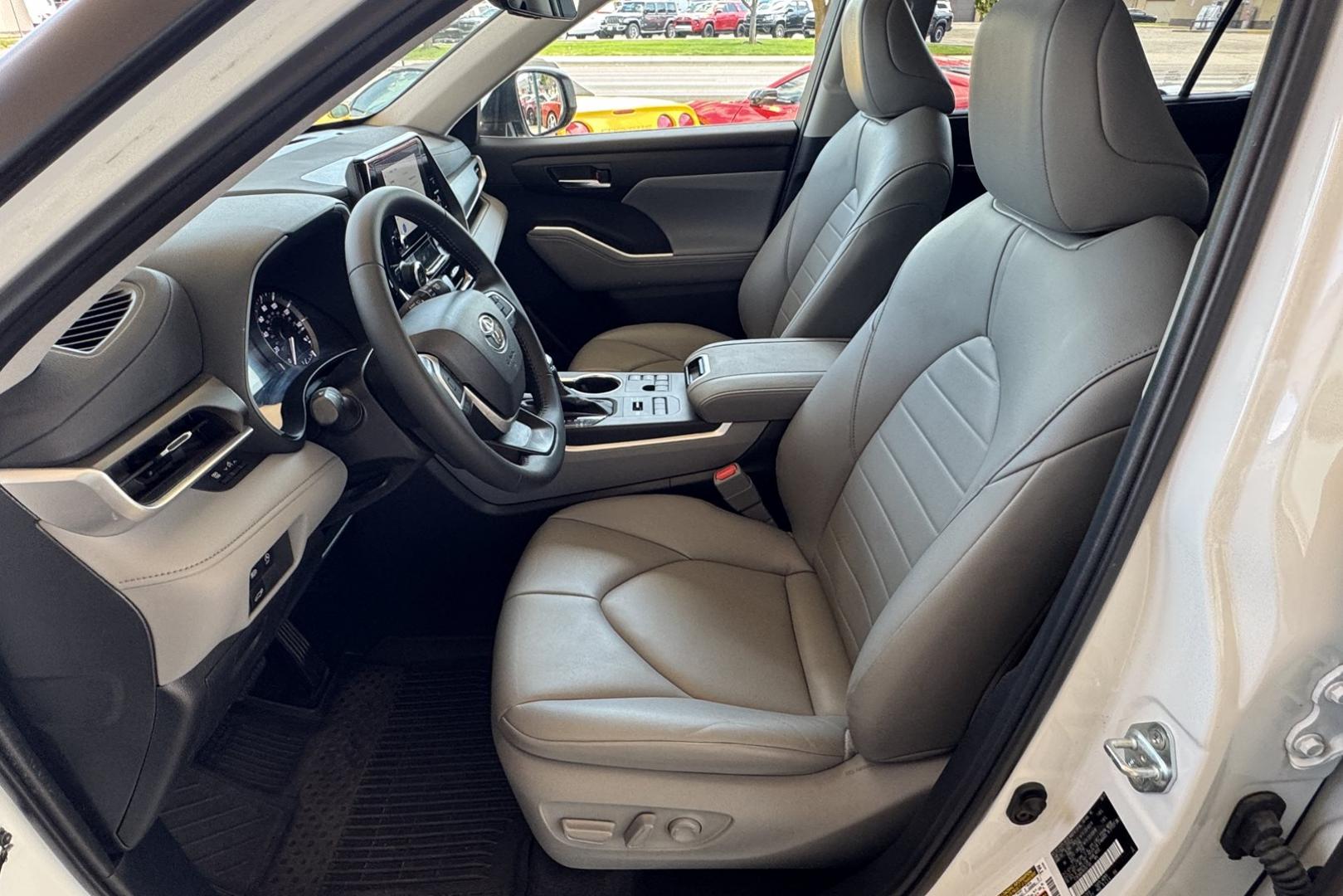 2024 Wind Chill Pearl /Light Graystone Toyota Highlander XLE (5TDKDRBH3RS) with an 4 Cyl 2.4 Liter Turbo engine, Automatic 8 Speed transmission, located at 2304 W. Main St., Boise, ID, 83702, (208) 342-7777, 43.622105, -116.218658 - Photo#12