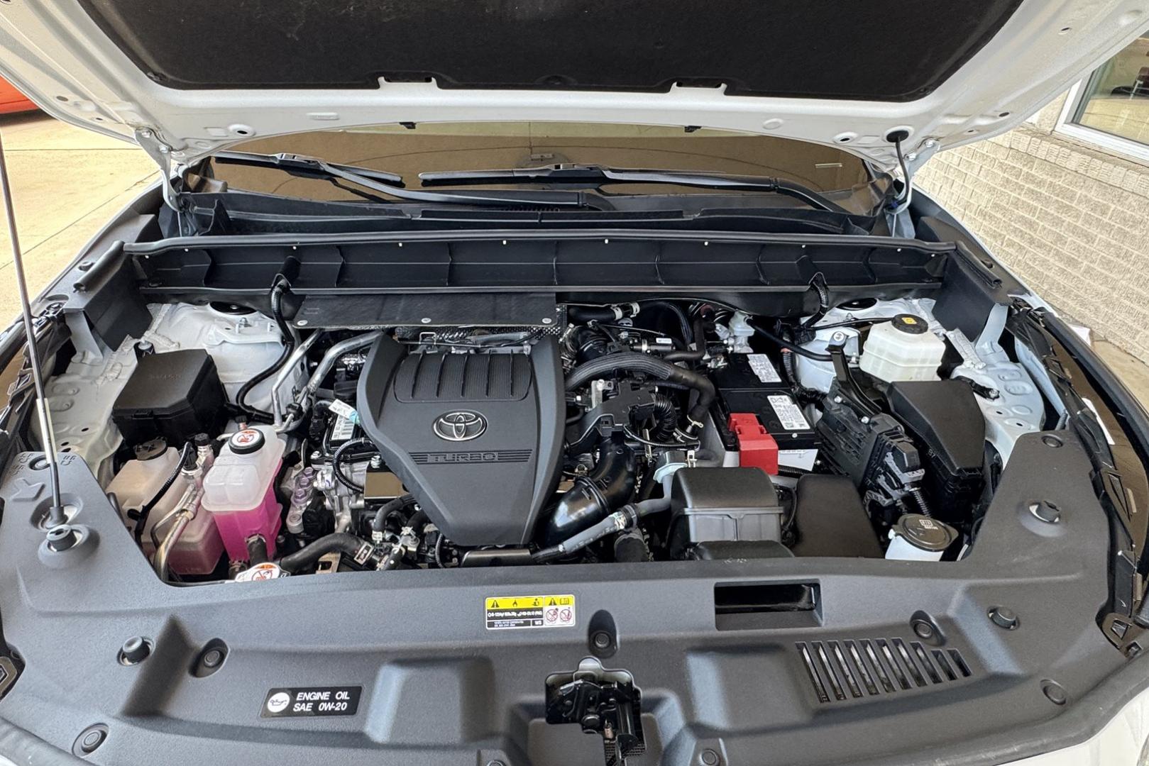2024 Wind Chill Pearl /Light Graystone Toyota Highlander XLE (5TDKDRBH3RS) with an 4 Cyl 2.4 Liter Turbo engine, Automatic 8 Speed transmission, located at 2304 W. Main St., Boise, ID, 83702, (208) 342-7777, 43.622105, -116.218658 - Photo#17