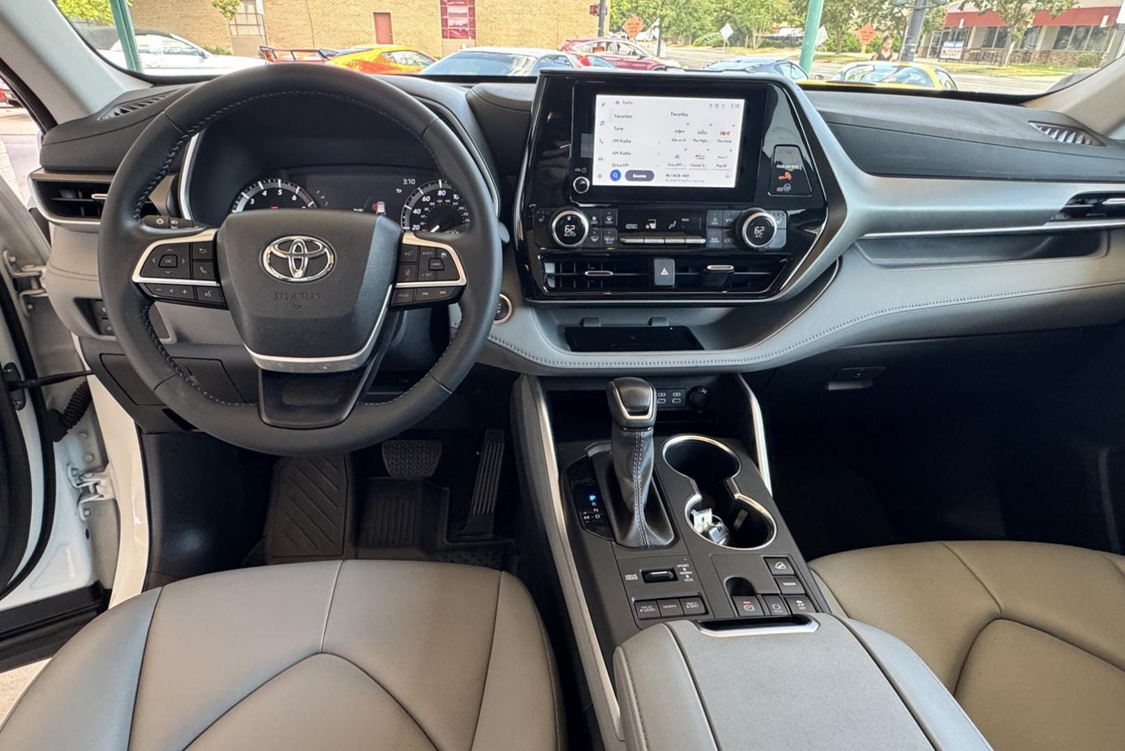 2024 Wind Chill Pearl /Light Graystone Toyota Highlander XLE (5TDKDRBH3RS) with an 4 Cyl 2.4 Liter Turbo engine, Automatic 8 Speed transmission, located at 2304 W. Main St., Boise, ID, 83702, (208) 342-7777, 43.622105, -116.218658 - Photo#16