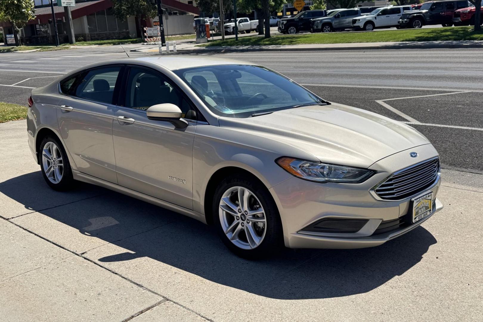 2018 Sandstone /Tan Ford Fusion (3FA6P0UU3JR) with an 4 Cyl 2.0 Liter Hybrid engine, Automatic transmission, located at 2304 W. Main St., Boise, ID, 83702, (208) 342-7777, 43.622105, -116.218658 - Only 6k Miles! Ready To Go! - Photo#2