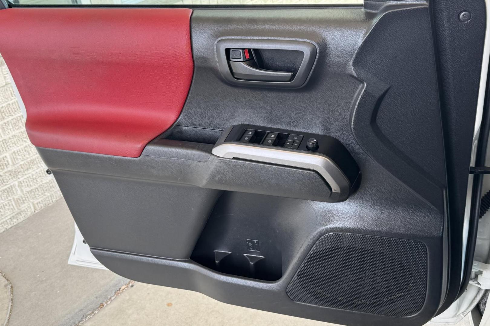 2022 Super White /Black Toyota Tacoma SR5 (3TMAZ5CN7NM) with an V6 3.5 Liter engine, Automatic 6 Speed transmission, located at 2304 W. Main St., Boise, ID, 83702, (208) 342-7777, 43.622105, -116.218658 - New Tires! Ready To Go! - Photo#5