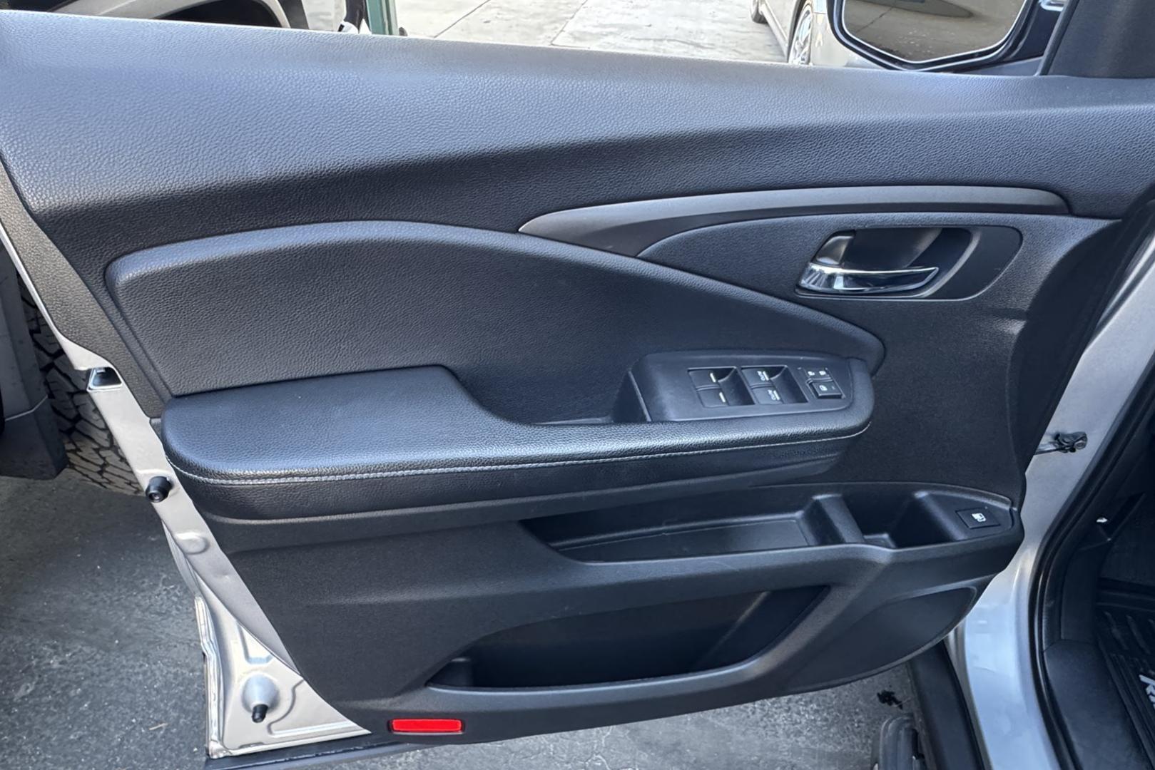 2019 Silver /Black Honda Ridgeline RTL-T (5FPYK3F67KB) with an V6 3.5 Liter engine, Automatic 6 Speed transmission, located at 2304 W. Main St., Boise, ID, 83702, (208) 342-7777, 43.622105, -116.218658 - Photo#8